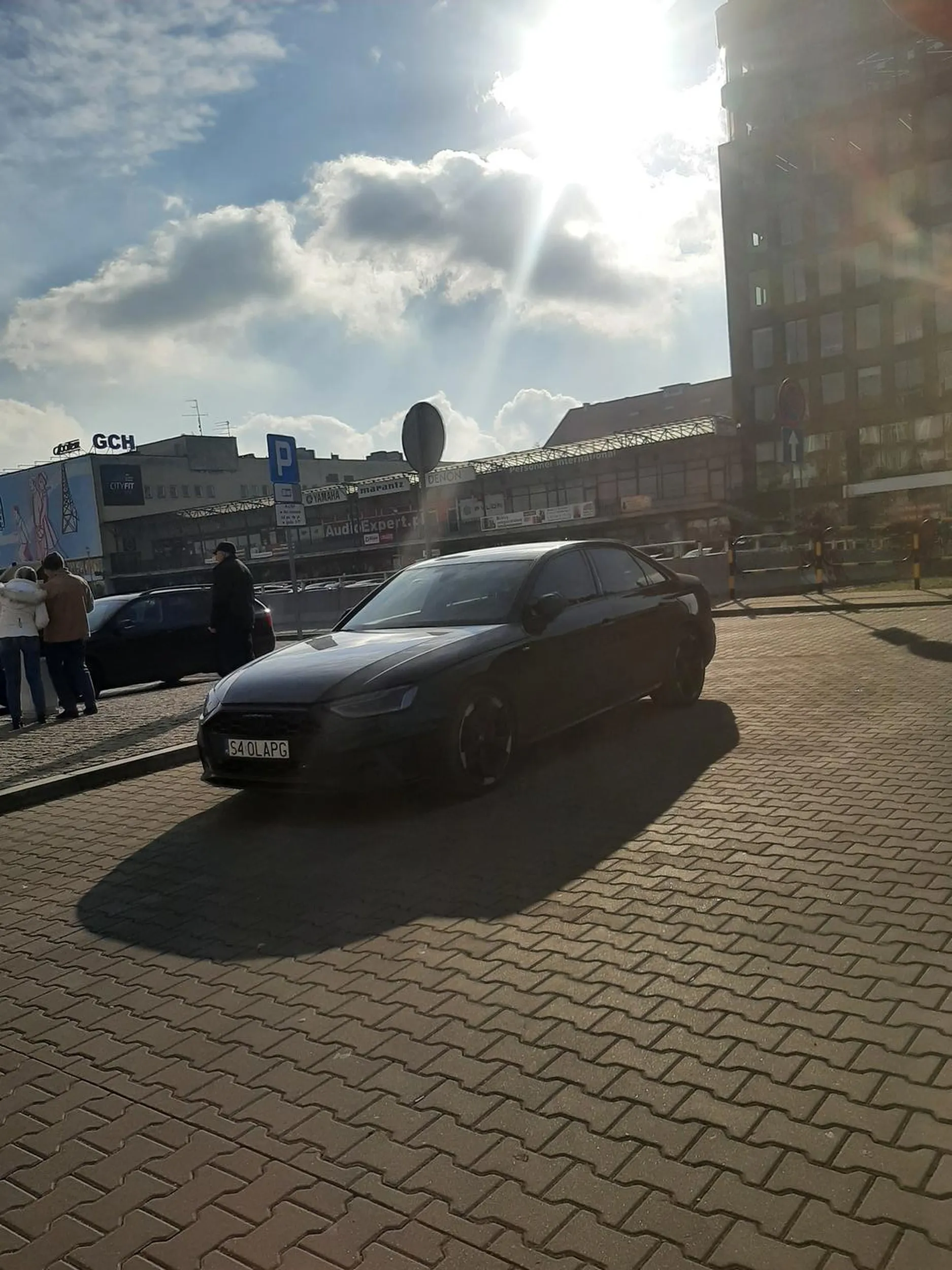 bardzo nieelegancko zaparkowany wóz na miejscu technicznym (!) na parkingu nad DTŚ w Gliwicach, piękne nogi w beżowych skórzanych spodniach pani ma, ale wypadałoby wziąć bilecik za parkowanie :p