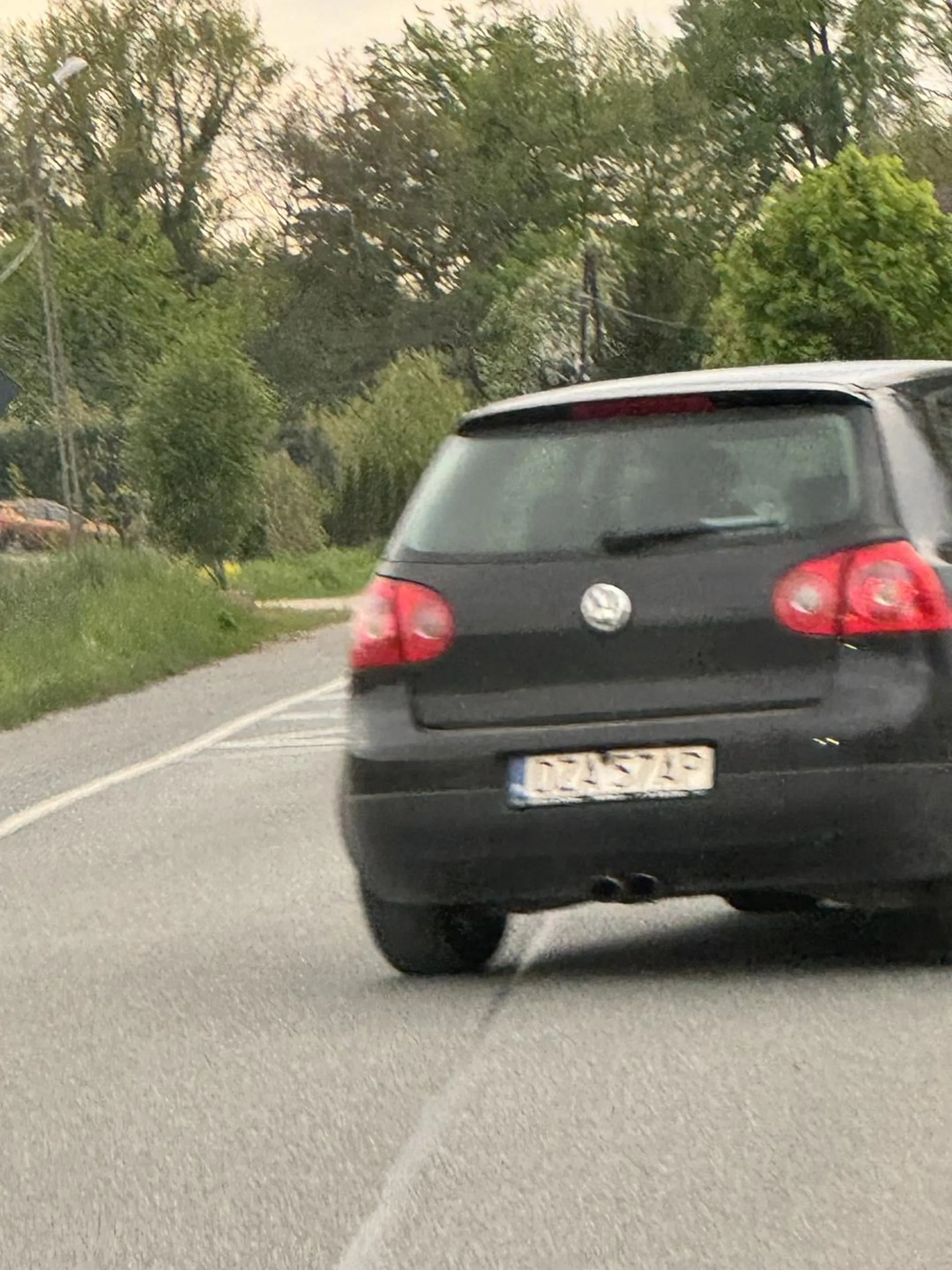 Kierowca wykonuje dziwne manewry na drodze , którymi można spowodować łatwo wypadek , jezdzi nie odpowiedzialnie , pod maską ma 1.6 i myśli że jest nie wiadomo kim