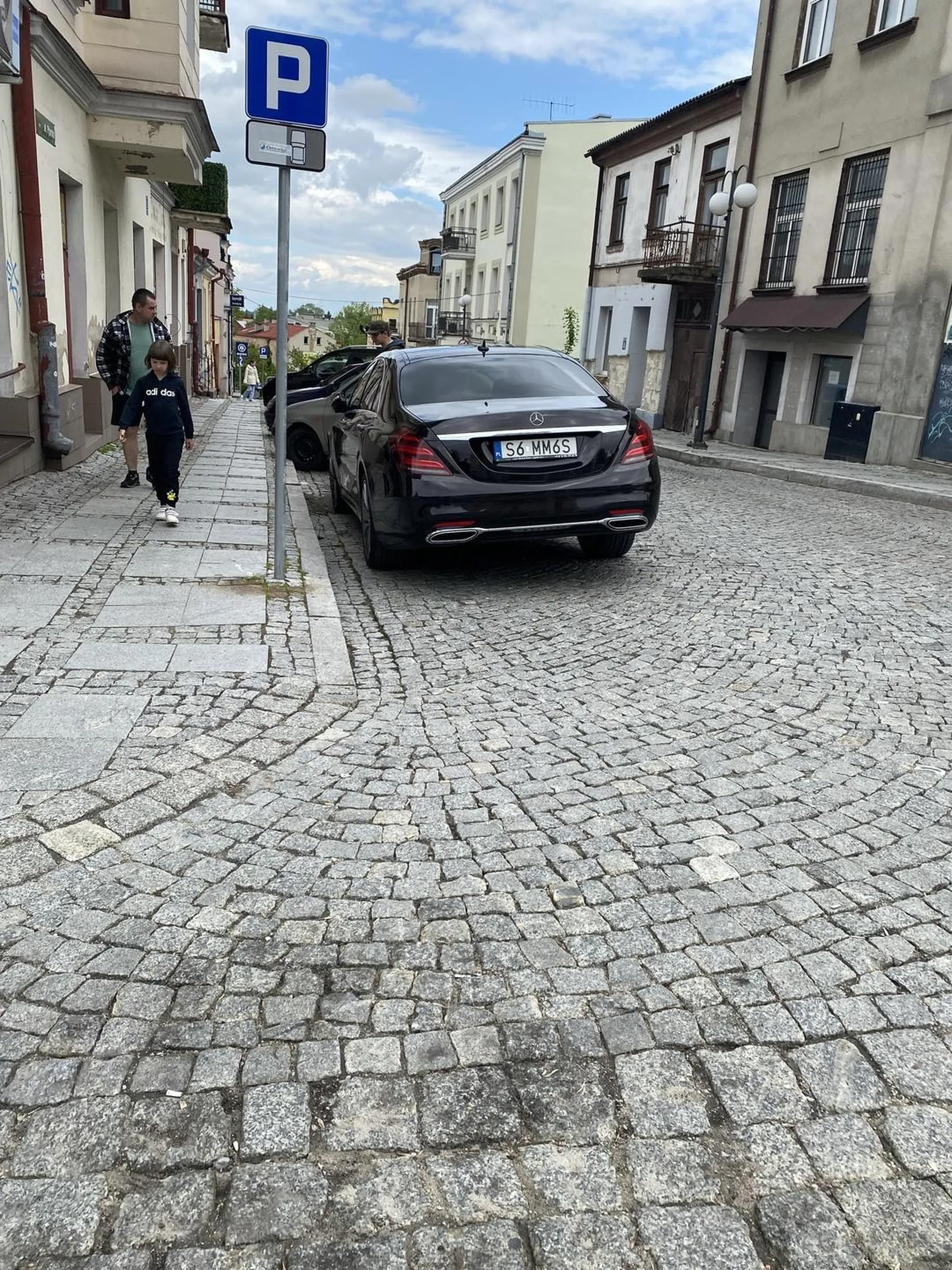 Mimo posiadania wszelakich systemów cofania w swoim drogim mercedesie kierowca nie umie z nich korzystać a wykorzystuje do tego kobietę przez którą owy samochód wpakował się prawie w mój samochód. Nie pozdrawiam.