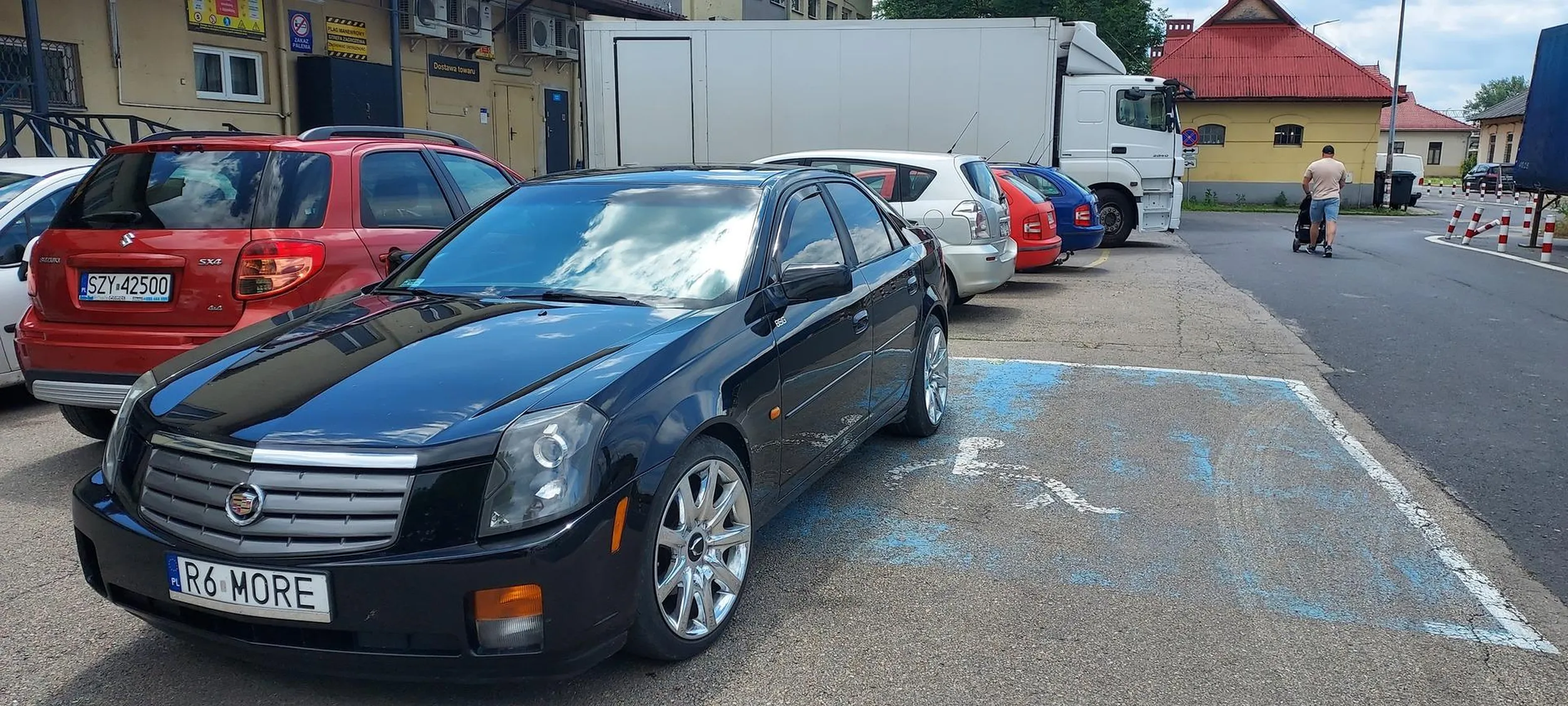 Cięć kroryparkuje w miejscu dla niepełnosprawnych.