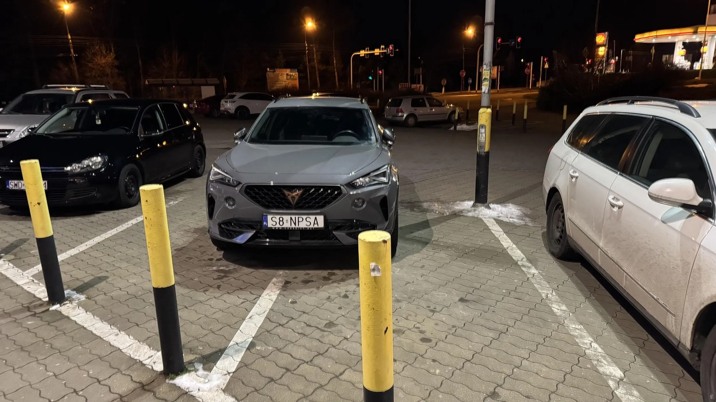 Parkuje na dwóch miejscach parkingowych i po zwróceniu uwagi nic sobie nie robi