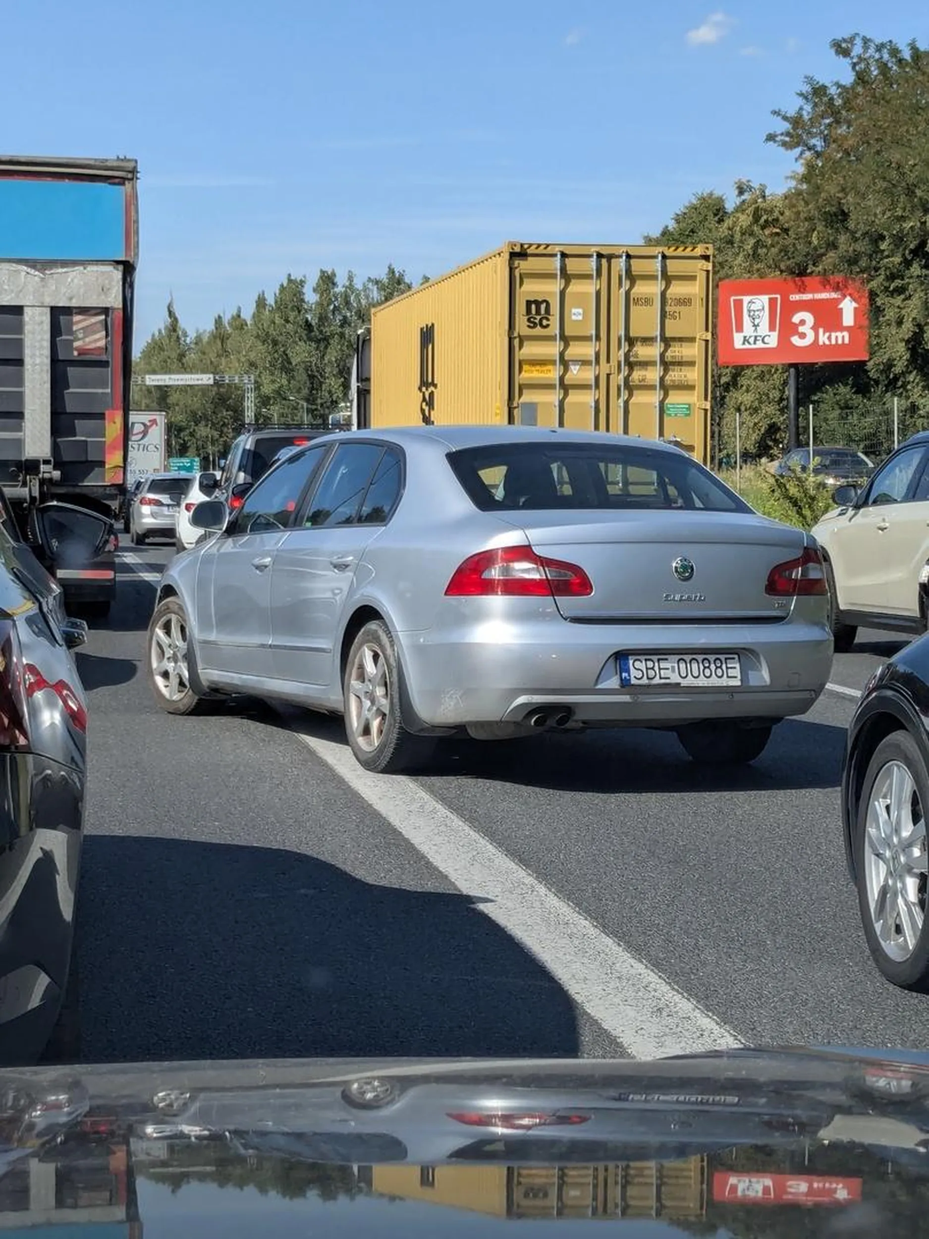 Na ciągłej i bez kierunkowskazu. 30 metrów dalej była już przerywana.