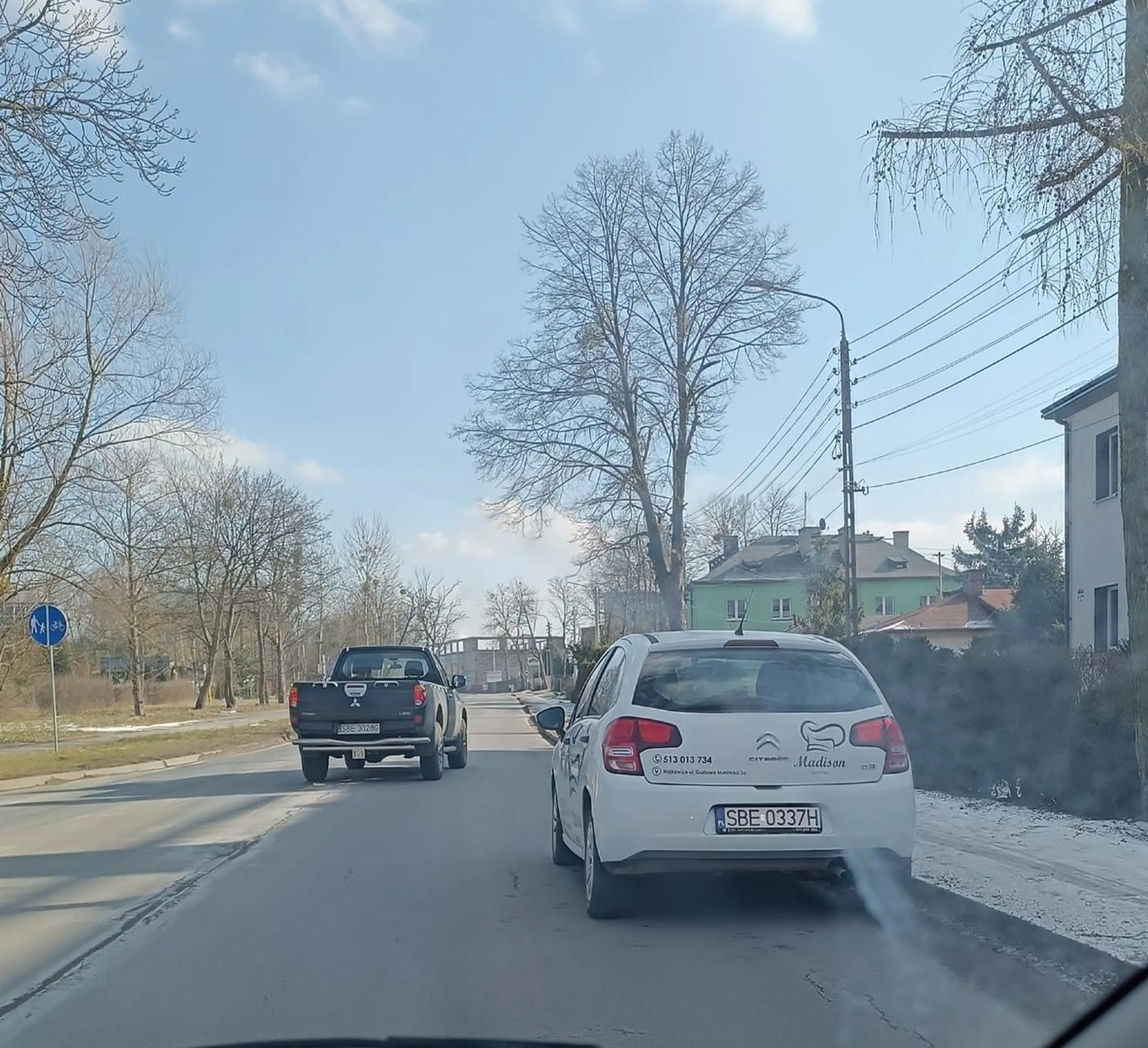 Jak rozwozisz to beznadziejne żarcie z pożal się boże Madisona, to nie przeszkadzaj innym kierowcom stając na wyje*** na środku drogi. Dostawców jedzenia też obowiązują jakieś zasady, niezależnie od renomy miejsca, czy też, jak w tym przypadku, jej braku. Zdjęcia z jednego dnia z dwóch różnych miejsc.