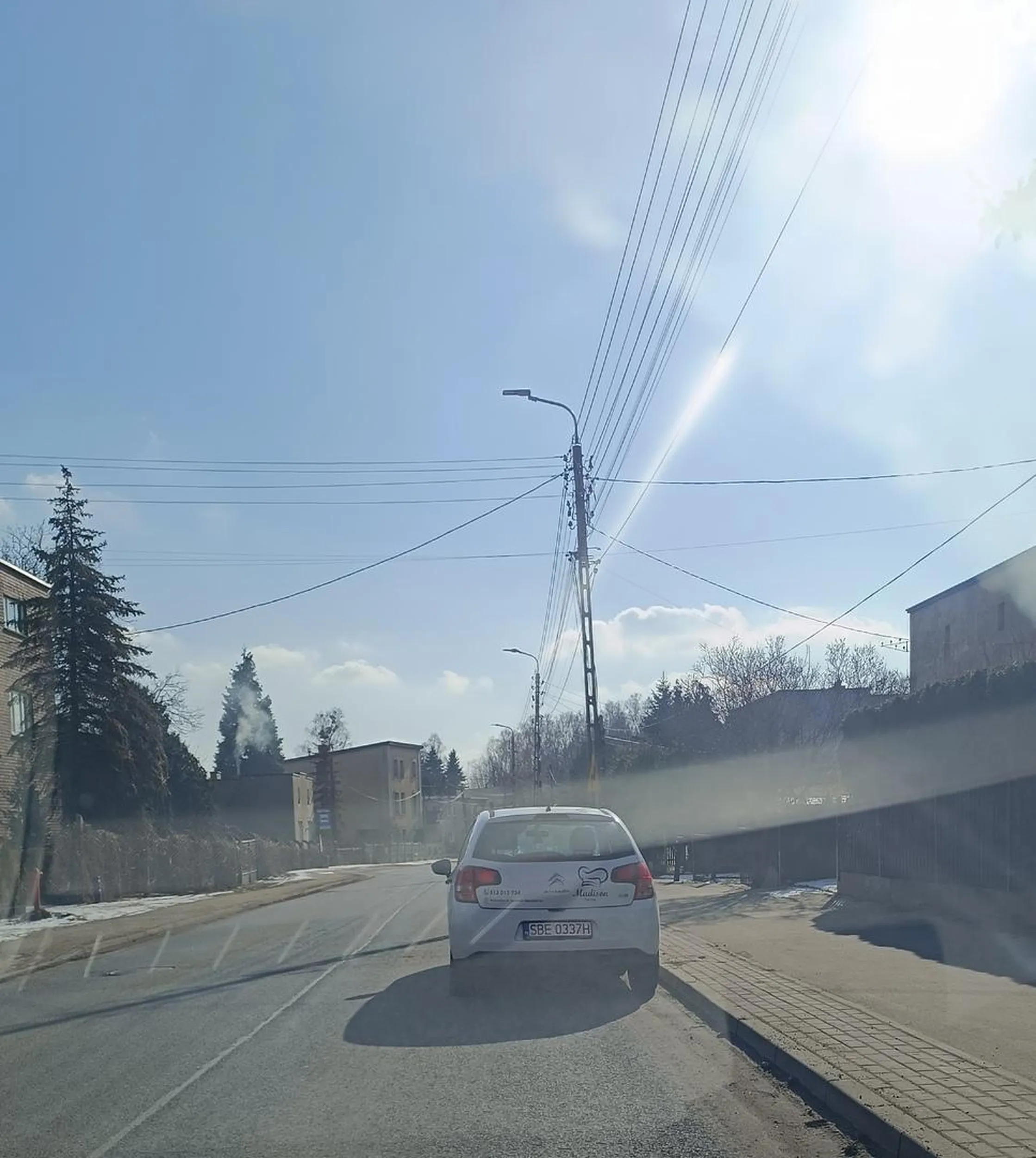 Jak rozwozisz to beznadziejne żarcie z pożal się boże Madisona, to nie przeszkadzaj innym kierowcom stając na wyje*** na środku drogi. Dostawców jedzenia też obowiązują jakieś zasady, niezależnie od renomy miejsca, czy też, jak w tym przypadku, jej braku. Zdjęcia z jednego dnia z dwóch różnych miejsc.