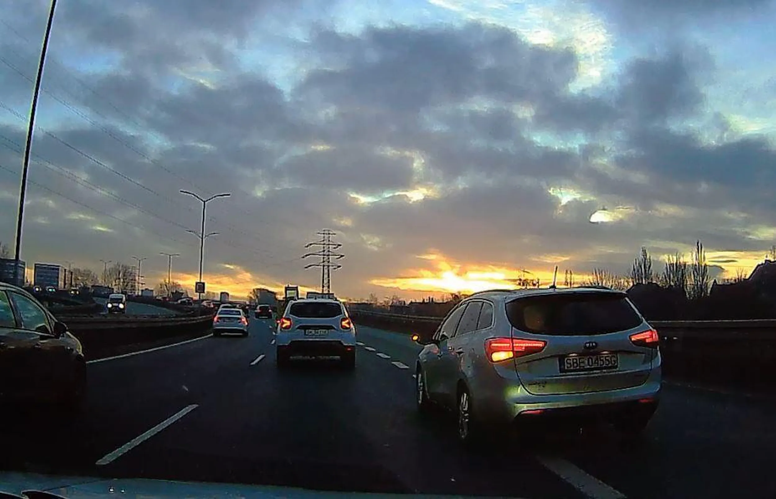 Manlet ma 300 metrów pustego pasa przed sobą, ale jedyne co potrafi zrobić to oczywiście wymuszać i wpychać się prosto w maskę. xD