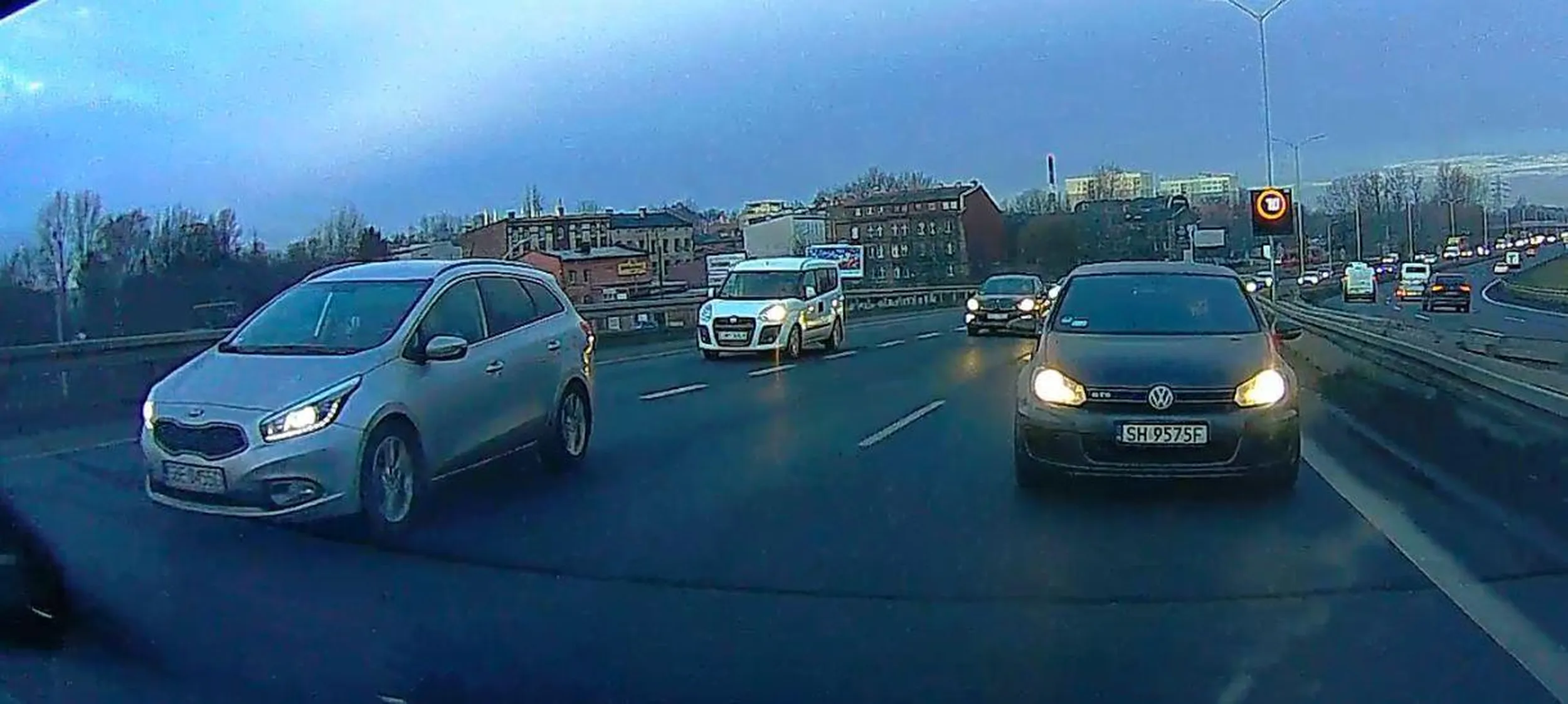 Manlet ma 300 metrów pustego pasa przed sobą, ale jedyne co potrafi zrobić to oczywiście wymuszać i wpychać się prosto w maskę. xD