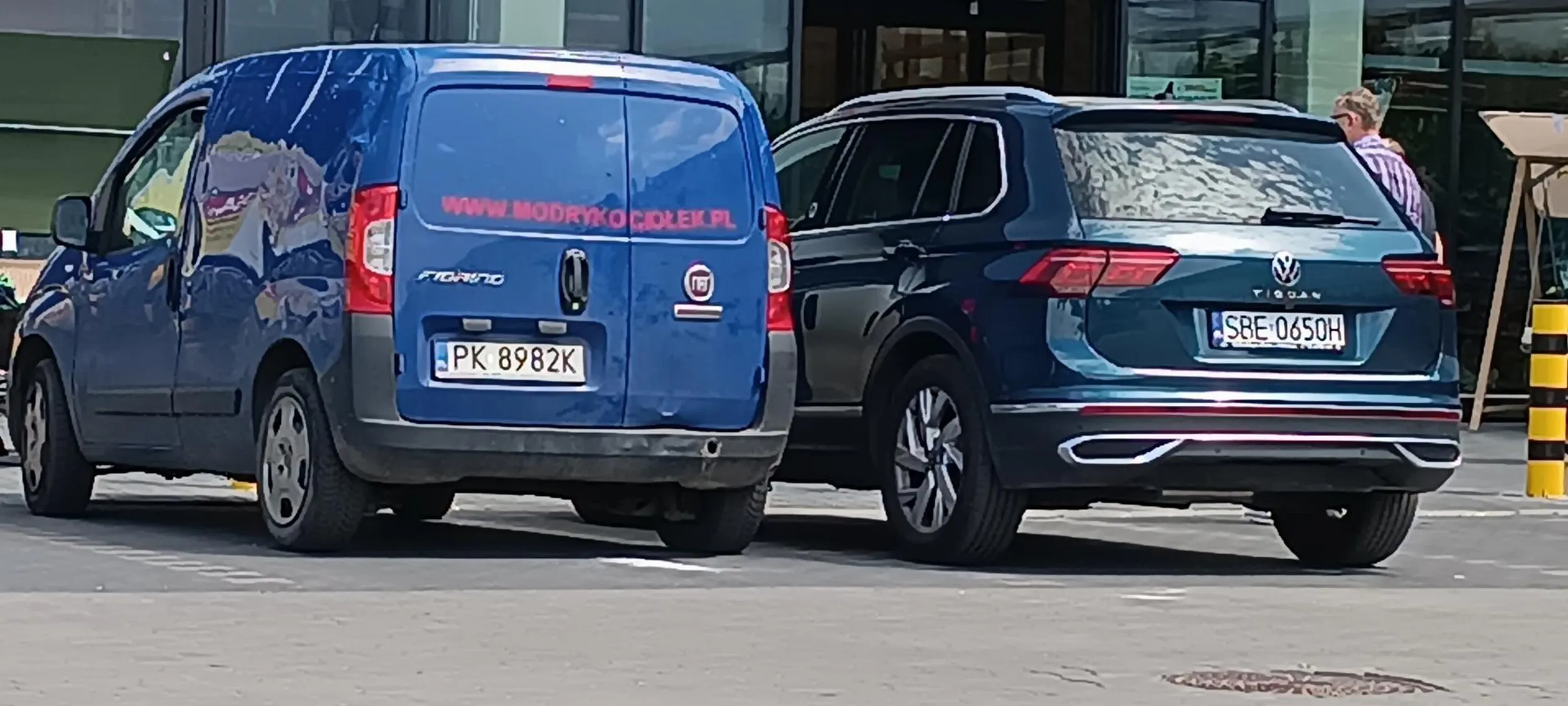 ham i prostak z VW, zaparkował koślawo na miejscu parkingowym a że najwyraźniej nie potrafił się wcisnąć ani wejść od pasażera to jeszcze hamsko obrażał kierowcę który obok zaparkował prawidłowo. Człowieku jeśli nie potrafisz parkować a potem nie potrafisz wejść z drugiej strony to może już czas skończyć z prowadzeniem auta!