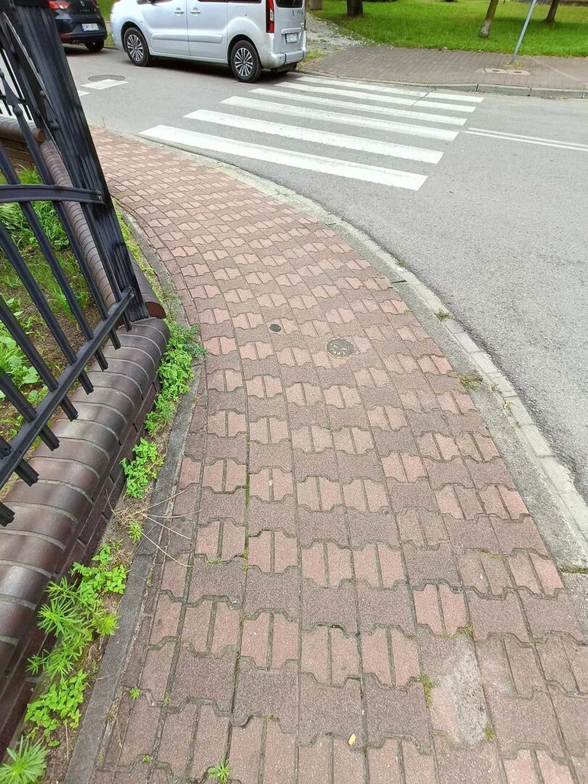 Bezmuzgu, zastawiles przejście!!! Nie uczyli Cie, że NIE PARKUJEMY DO 10METRÓW!?!?!? ĆWOK !!!