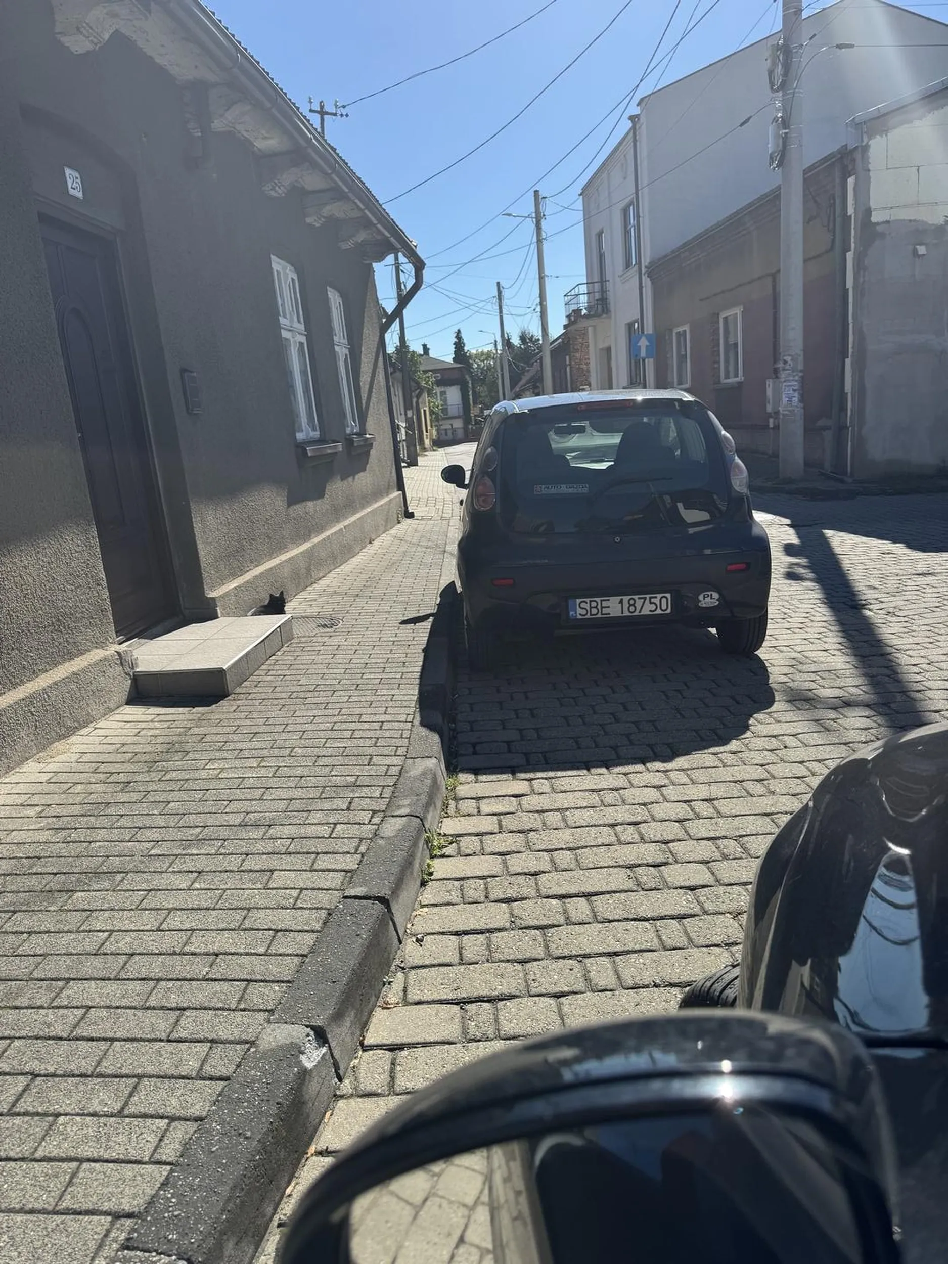 Parkuje na środku drogi mimo wolnych miejsc obok