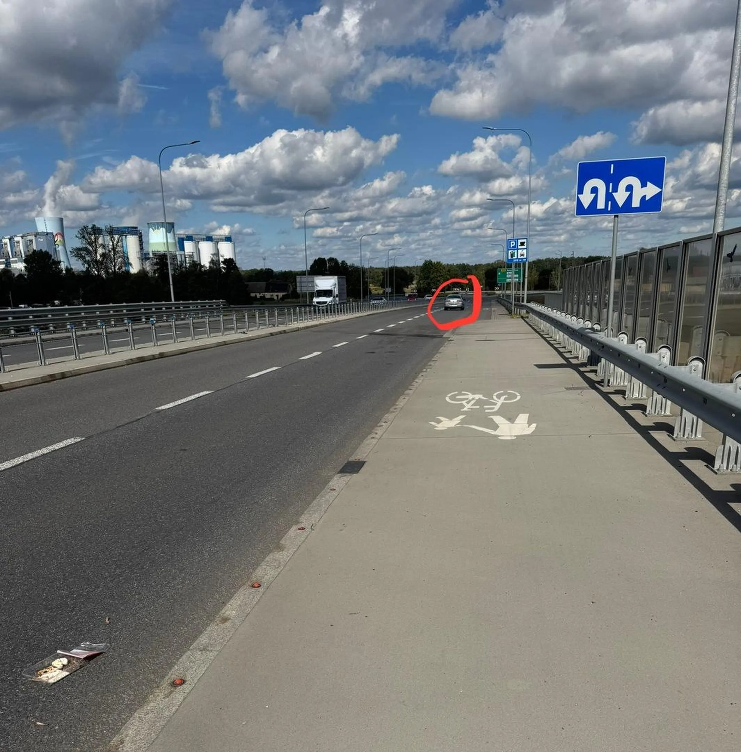 Zjeb rzuca jedzenie przez okno tym szarym gruzem