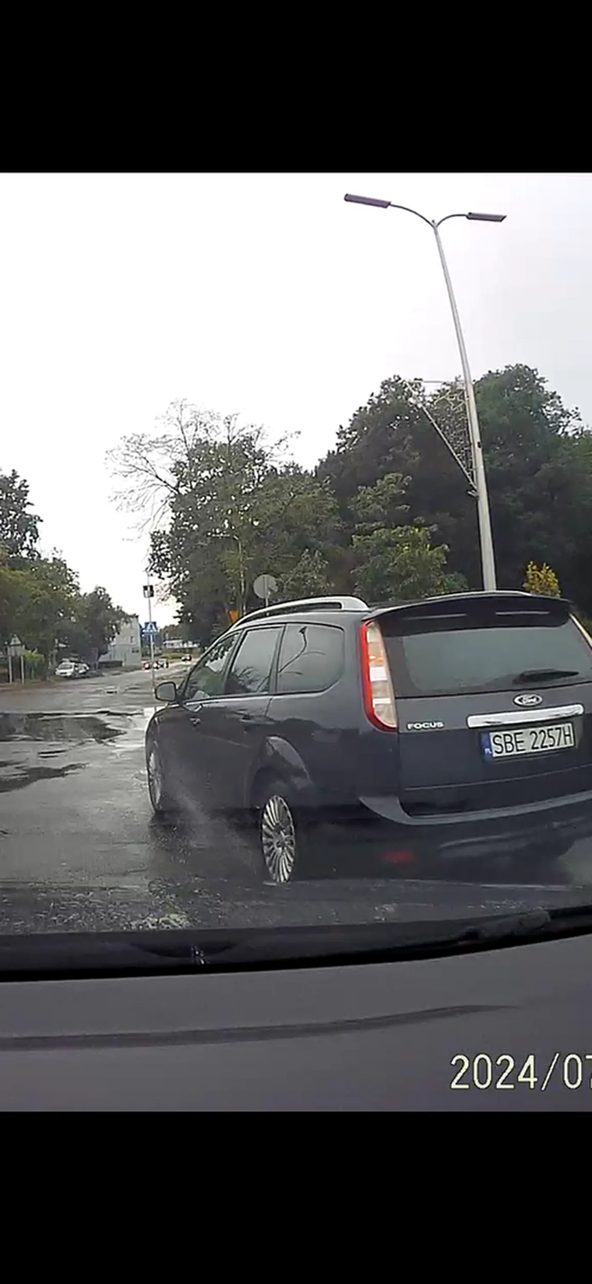 Kretyn, wyprzedza poboczem