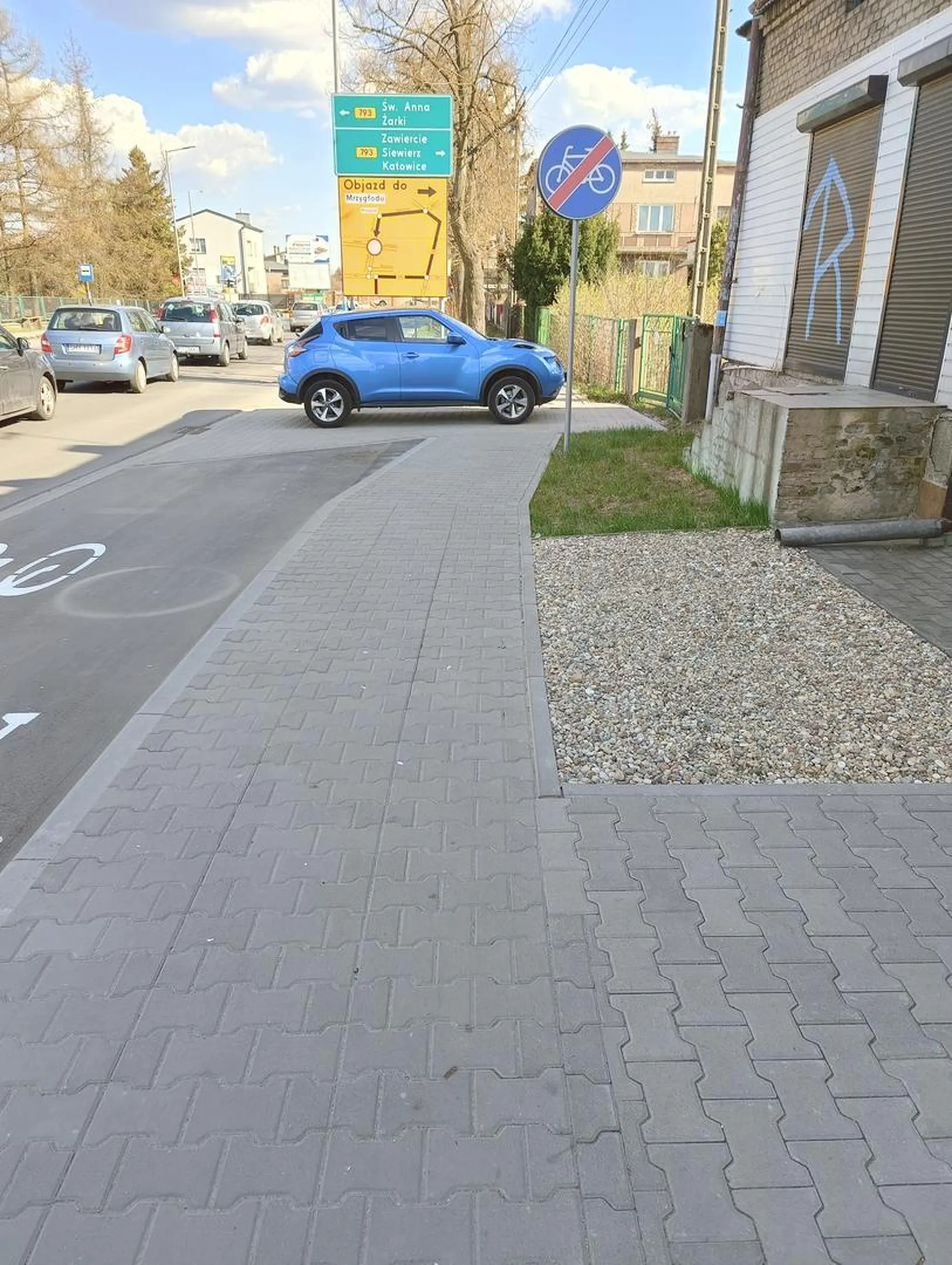 Naucz się parkować ciulu!!!!! Jak mają ludzie przechodzić? A co gorsza matki z dzieckiem albo niepełnosprawni!?