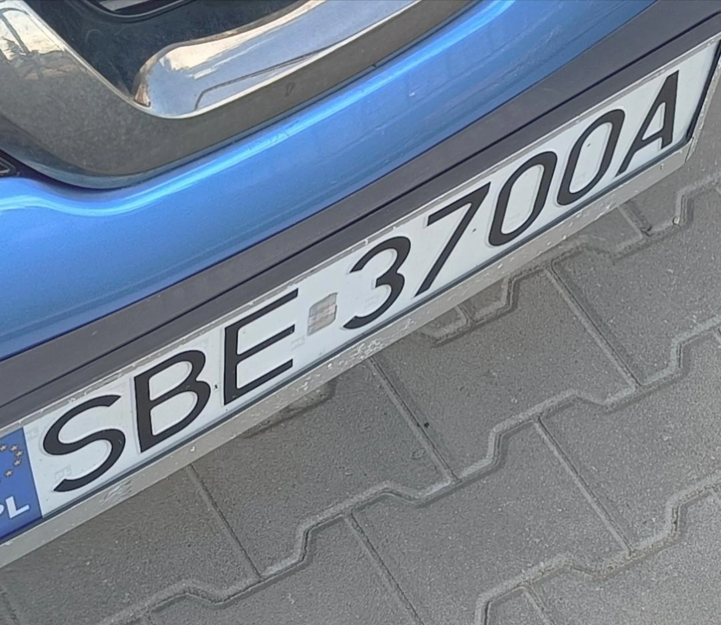 Naucz się parkować ciulu!!!!! Jak mają ludzie przechodzić? A co gorsza matki z dzieckiem albo niepełnosprawni!?