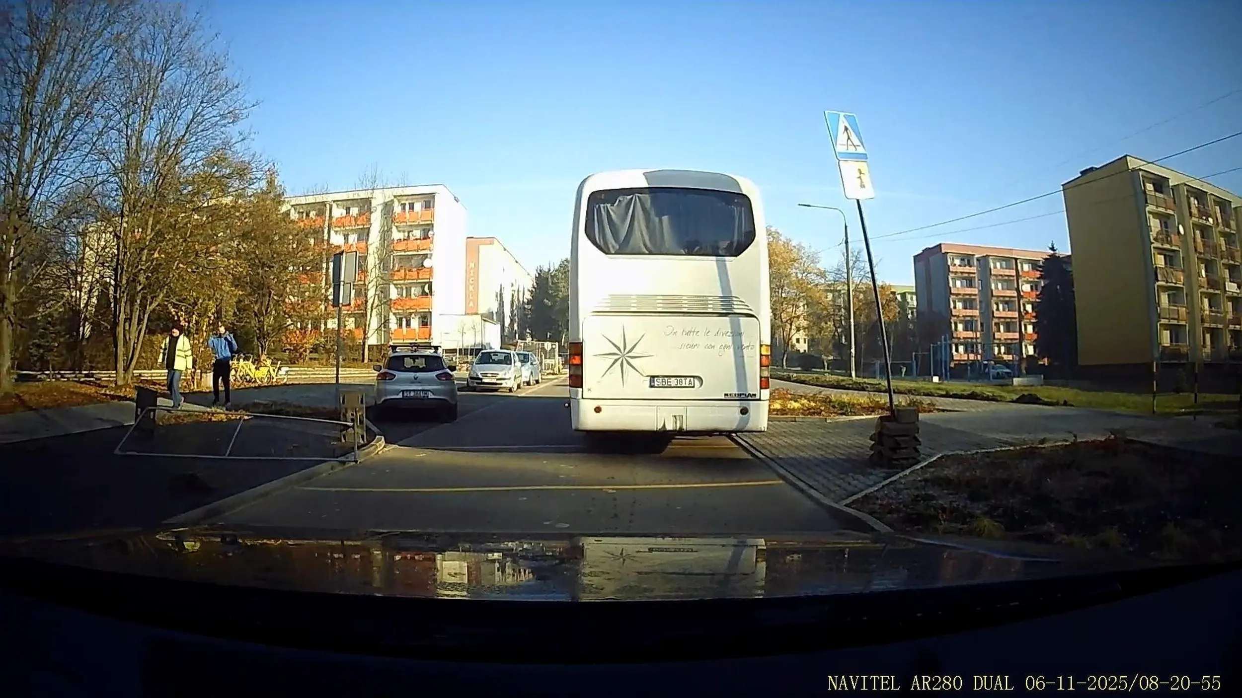 rzekomo kierowca zawodowy nieznający przepisów ruchu drogowego zwykły palant co sobie kupił prawo jazdy i staje zaraz przy przejściu dla pieszych