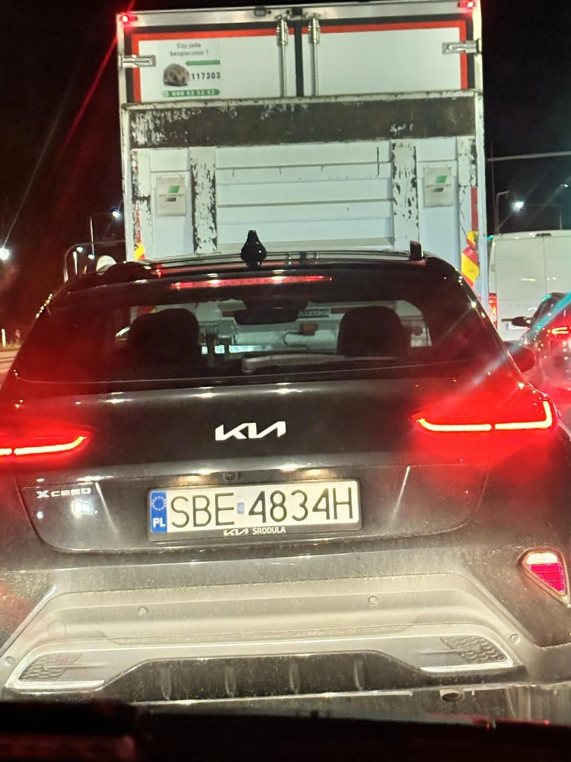 Kierowcy brak wyobraźni, powoduje zagrożenie na drodze(autostradzie). Zajeżdża drogę, hamuje przy wyprzedzaniu. Najwidoczniej ma małego i żona która siedzi obok go nie zadowala. Nie pozdrawiam cię wywłoko.