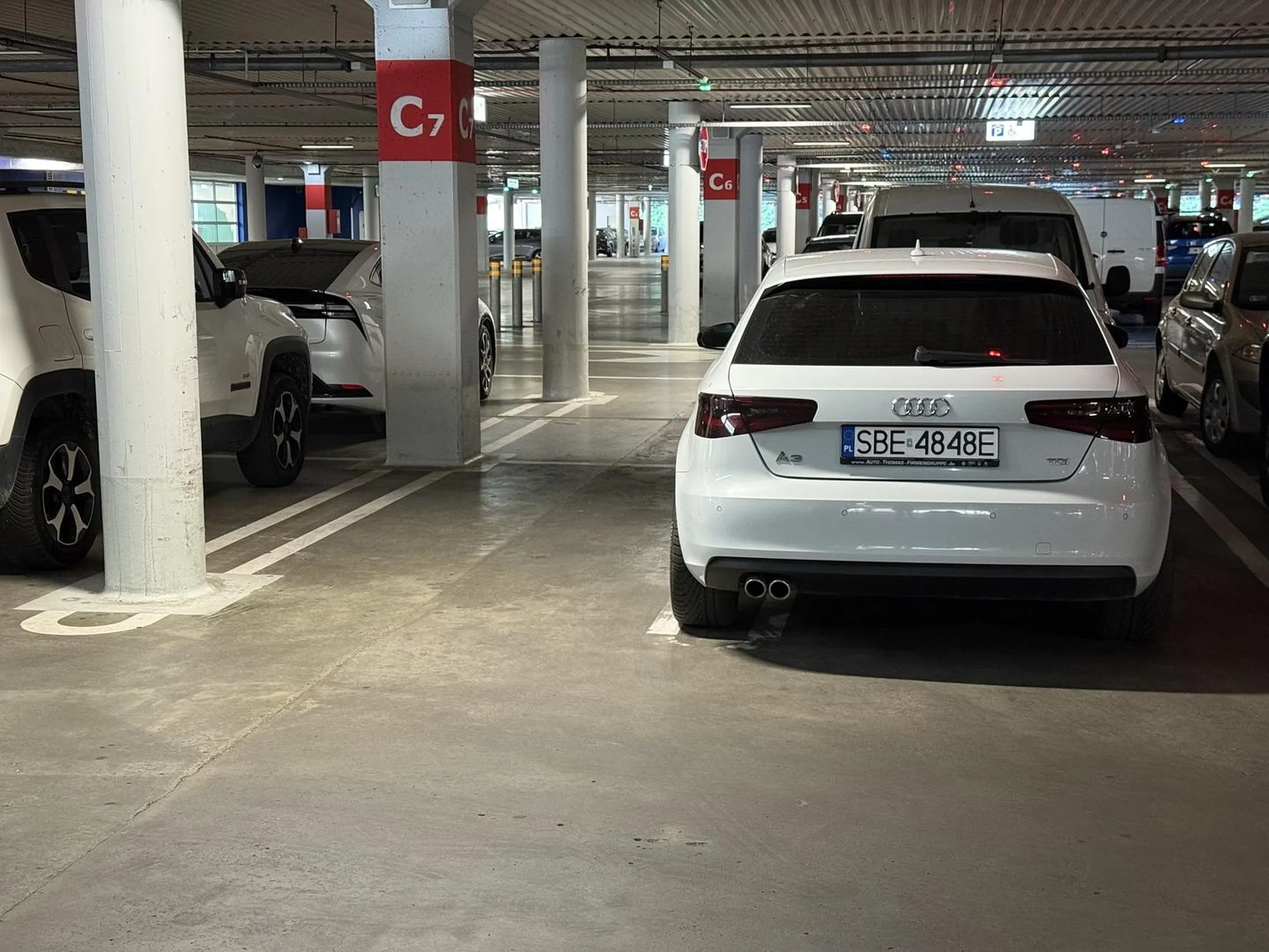 Tępa rura. Sie pipko naucz jezdzic a jak nie mozesz niech ci chlop kupi mniejsze auto.