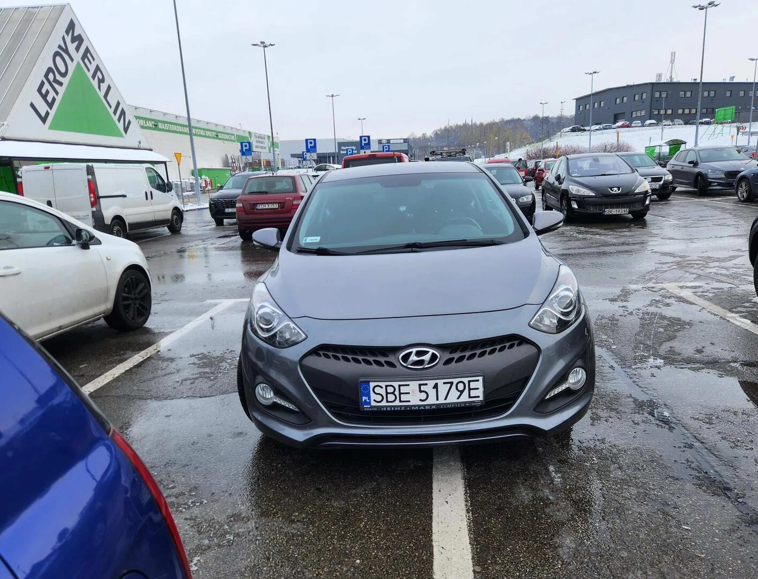 ... parking pod marketem budowlanym