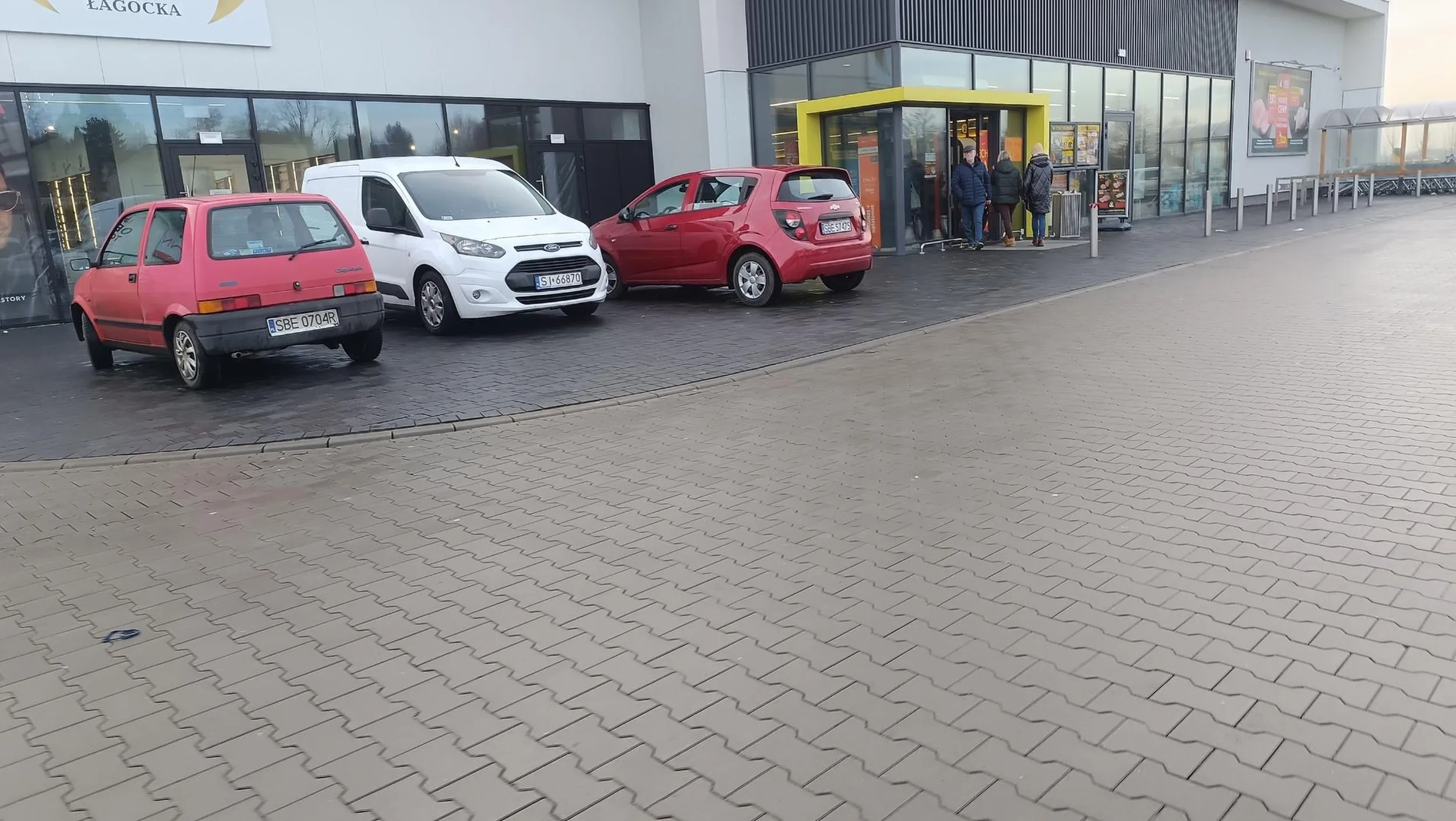 Kolejny "mądry", który staje pod biedronką nie korzystając z parkingu. Odkąd w Wojkowicach powstało centrum handlowe "ludzie" notorycznie niemalże wjeżdżają do sklepu, bo nie potrafią przejść parę metrów z normalnego miejsca parkingowego. Rozumiem, że jak nie ma barierek, to można wjechać wszędzie ?