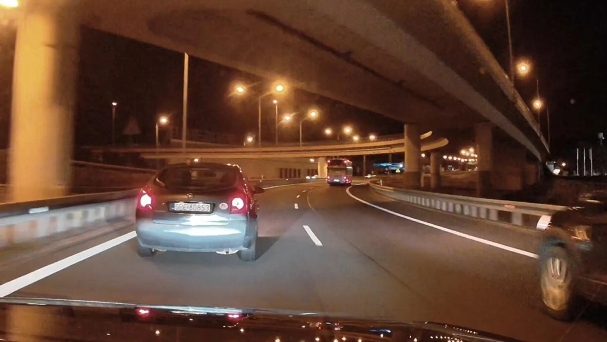 królu lewego pasa, żebyś chociaż jechał szybciej niż ten autobus na prawym..