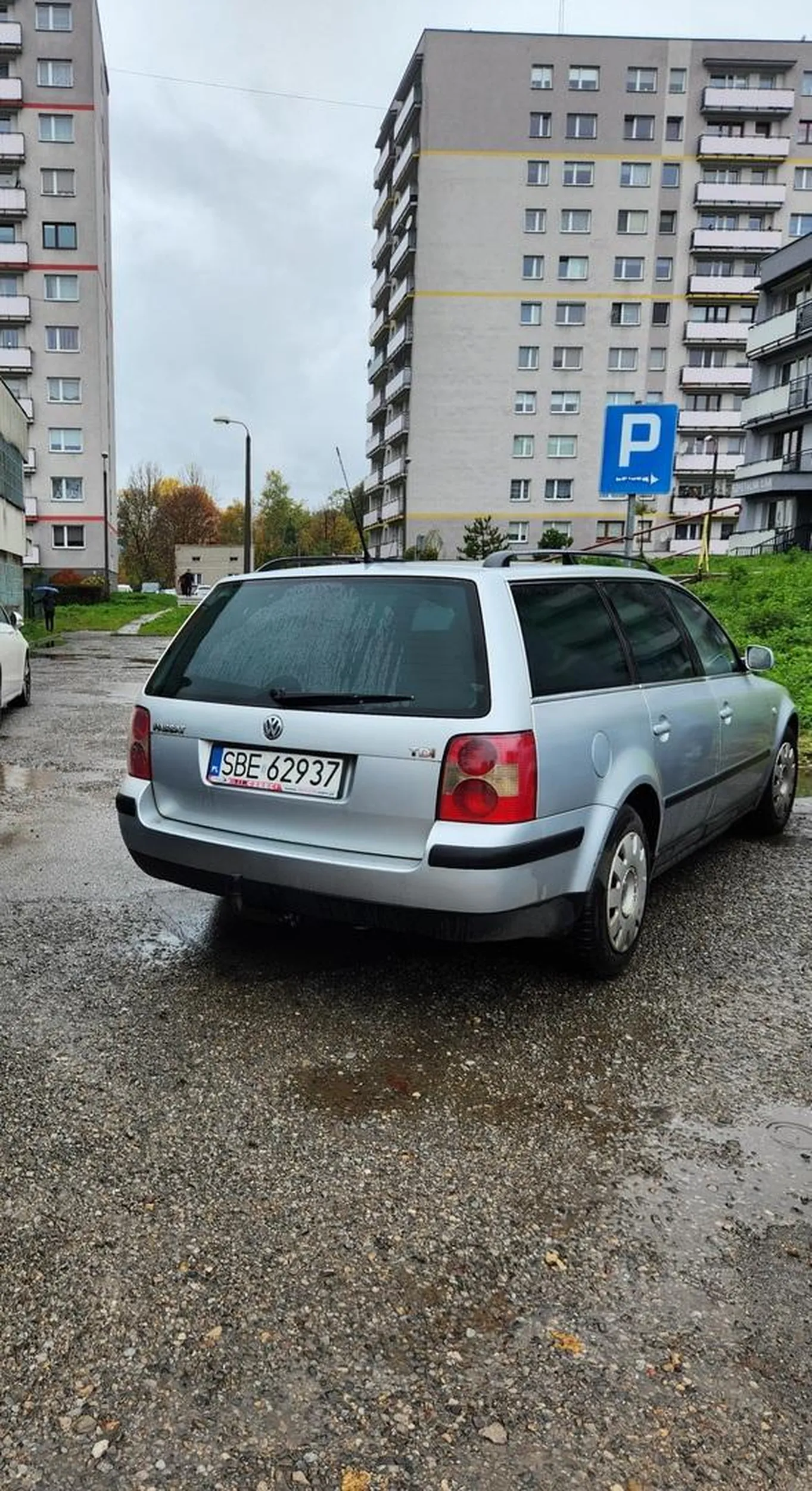 Pan siedzi w aucie... w zaparkowanym na środku aucie... utrudniając wyjazd z bocznej uliczki. zrobione zdjecia przed autem..  jeśli juz tak nie widzi lub nie ma orientacji gdzie kończy sie  auto... polecam w takich sytuacjach  odłożyć kluczyki i przesiąść sie na rower lub autobus...
