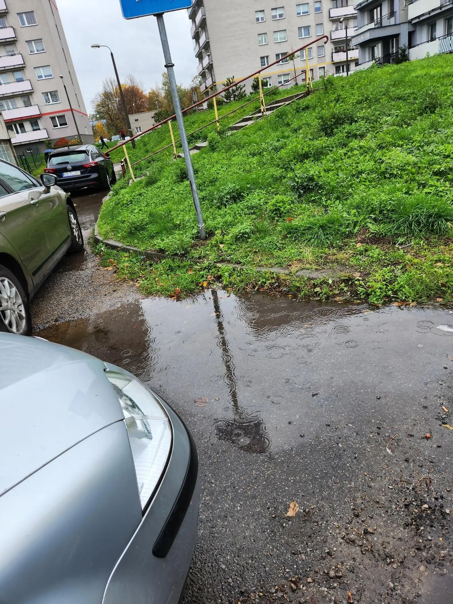 Pan siedzi w aucie... w zaparkowanym na środku aucie... utrudniając wyjazd z bocznej uliczki. zrobione zdjecia przed autem..  jeśli juz tak nie widzi lub nie ma orientacji gdzie kończy sie  auto... polecam w takich sytuacjach  odłożyć kluczyki i przesiąść sie na rower lub autobus...