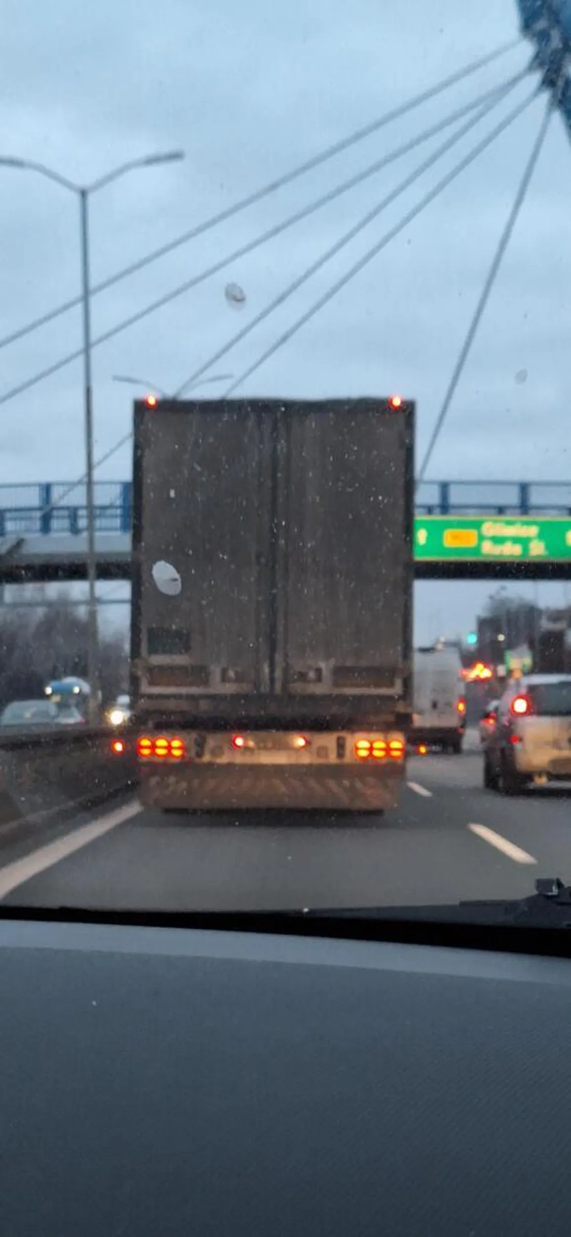 TIR, którego kierowca nie dość że wyprzedza to dodatkowo z o wiele za dużą prędkością niż to tirom wolno. Stwarza zagrożenie popylając lewym pasem i trąbiąc na inne samochody, gwałtownie zmienia pasy ruchu miedzy samochodami osobowymi bez pomyślunku, przekraczając przy tym prędkość o co najmniej 20k/h.