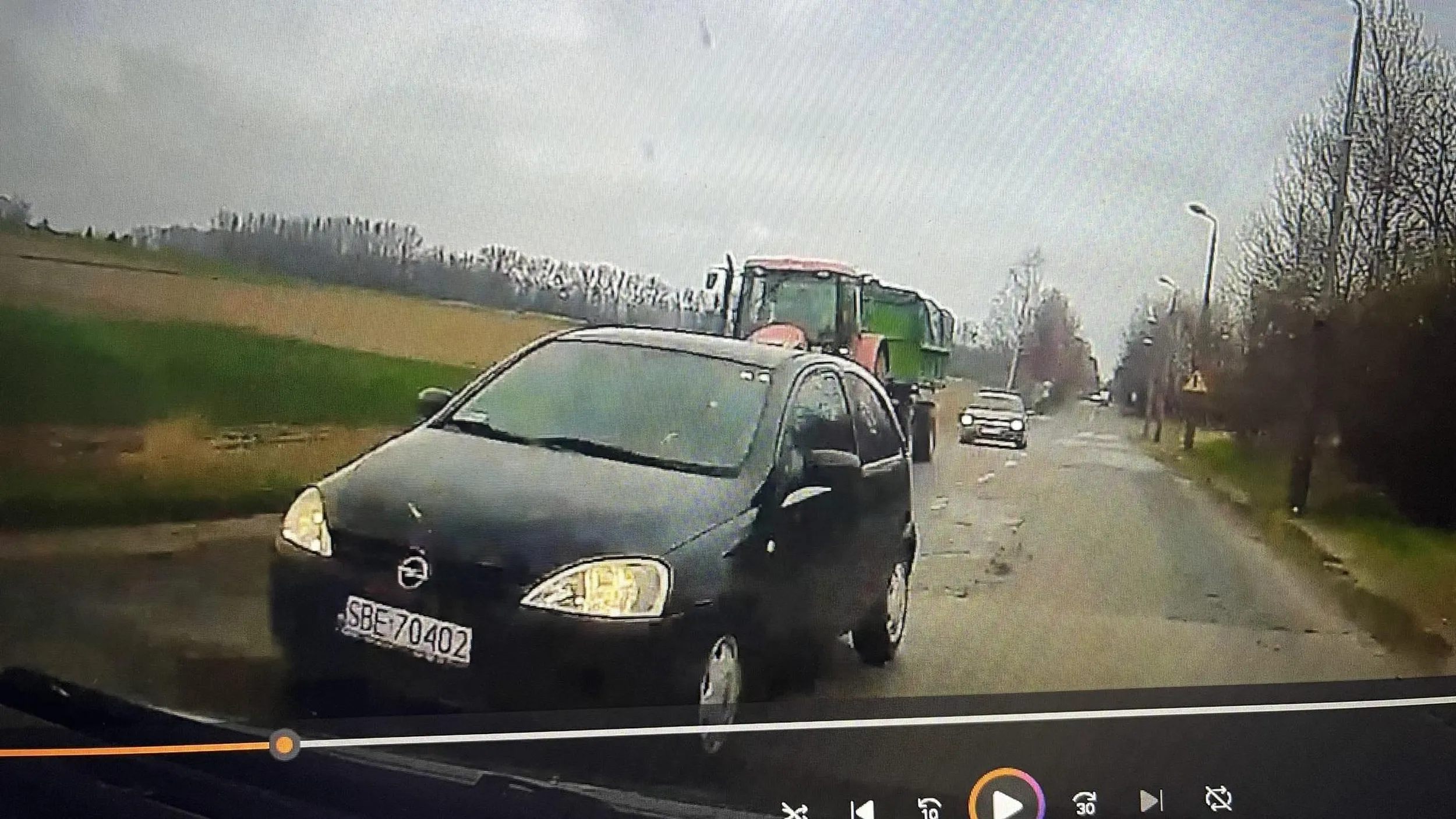 Kierująca doprowadziła do stłuczki omijając inny samochód - uszkodziła mi lusterko i zbiegła z miejsca zdarzenia. Sprawa z nagraniem zgłoszona na policję