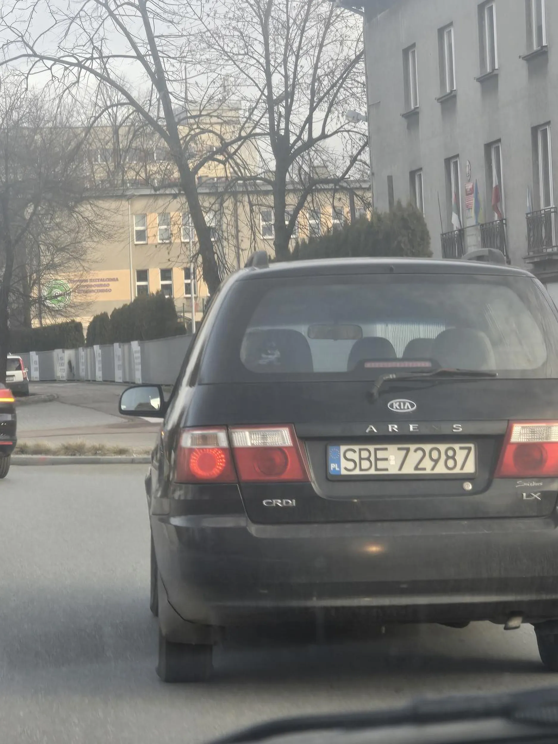 Uwaga na niego, wymusza i zajeżdża