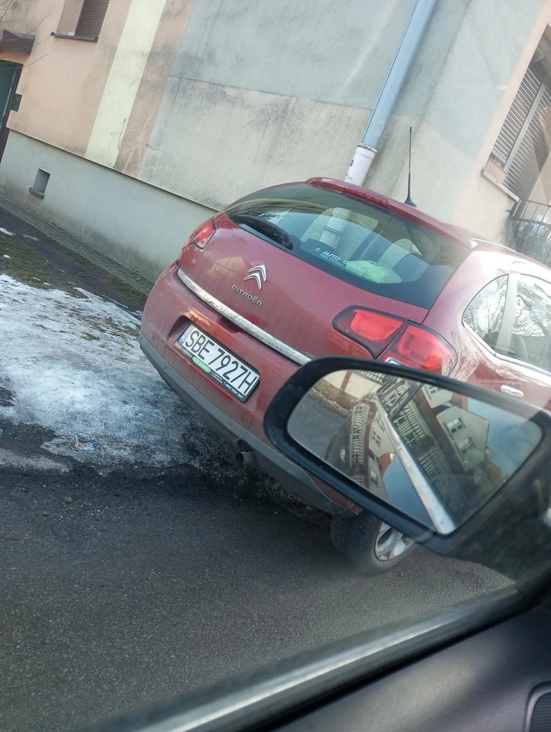 Grażynka bądź Janusz ... zajęcia z parkowania raczej za trudne były by przyswoić je do mózgu. Samochód zaparkowany na zakręcie w wąskim wjeździe w osiedle.. Ameba roku! Samochody musiały wjeżdżać na styk a drudzy cofać i na dwa razy kręcić. Kreatywność poziom BARAN