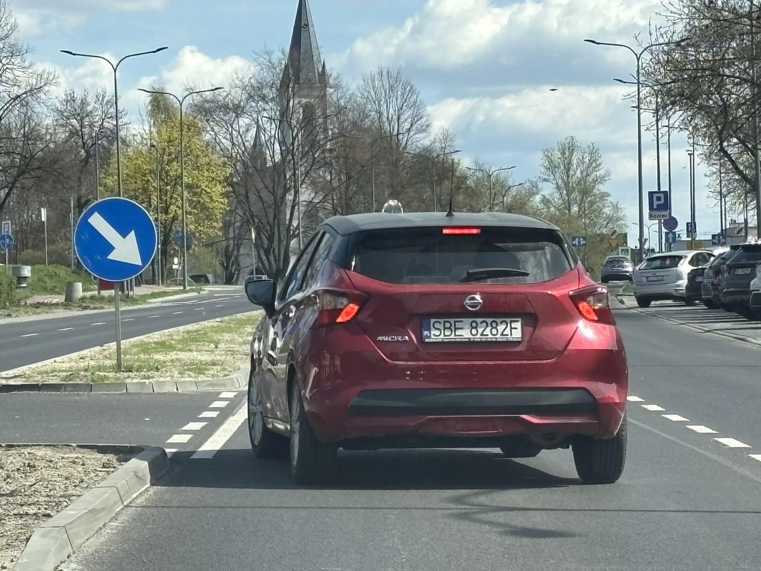 Skręca na zakazie i blokuje ruch.