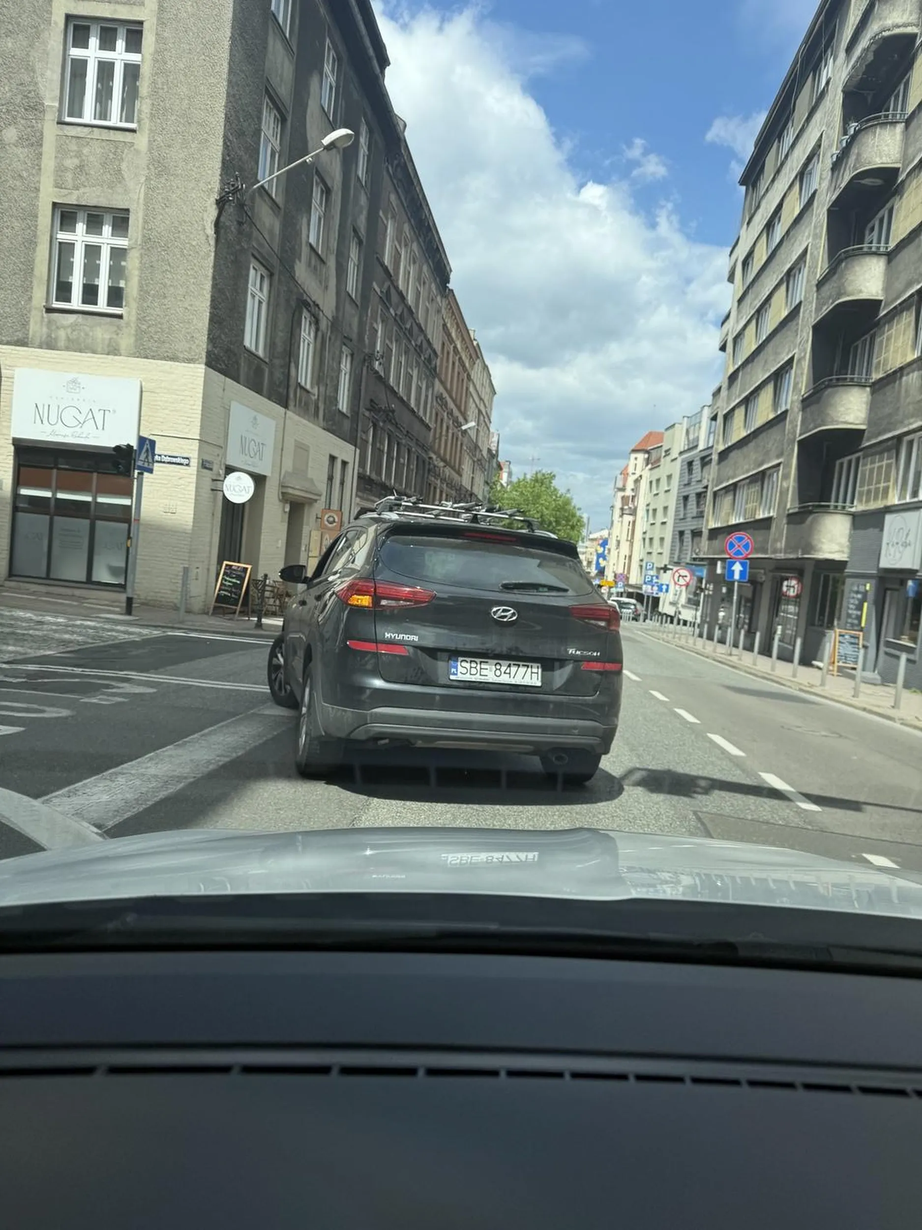 Pan Burak ze Śląskiego Betlejem Katowice ul Francuska jeździ jak furmanką nagle z prawej strony skręca w lewo przez ciągłà linie i zdziwienie bo nagle odwidziało mu siè i jedzie prosto a to jeszcze zdążył wyciągnąć przez szybę środkowy palec wszyscy winni tylko nie on