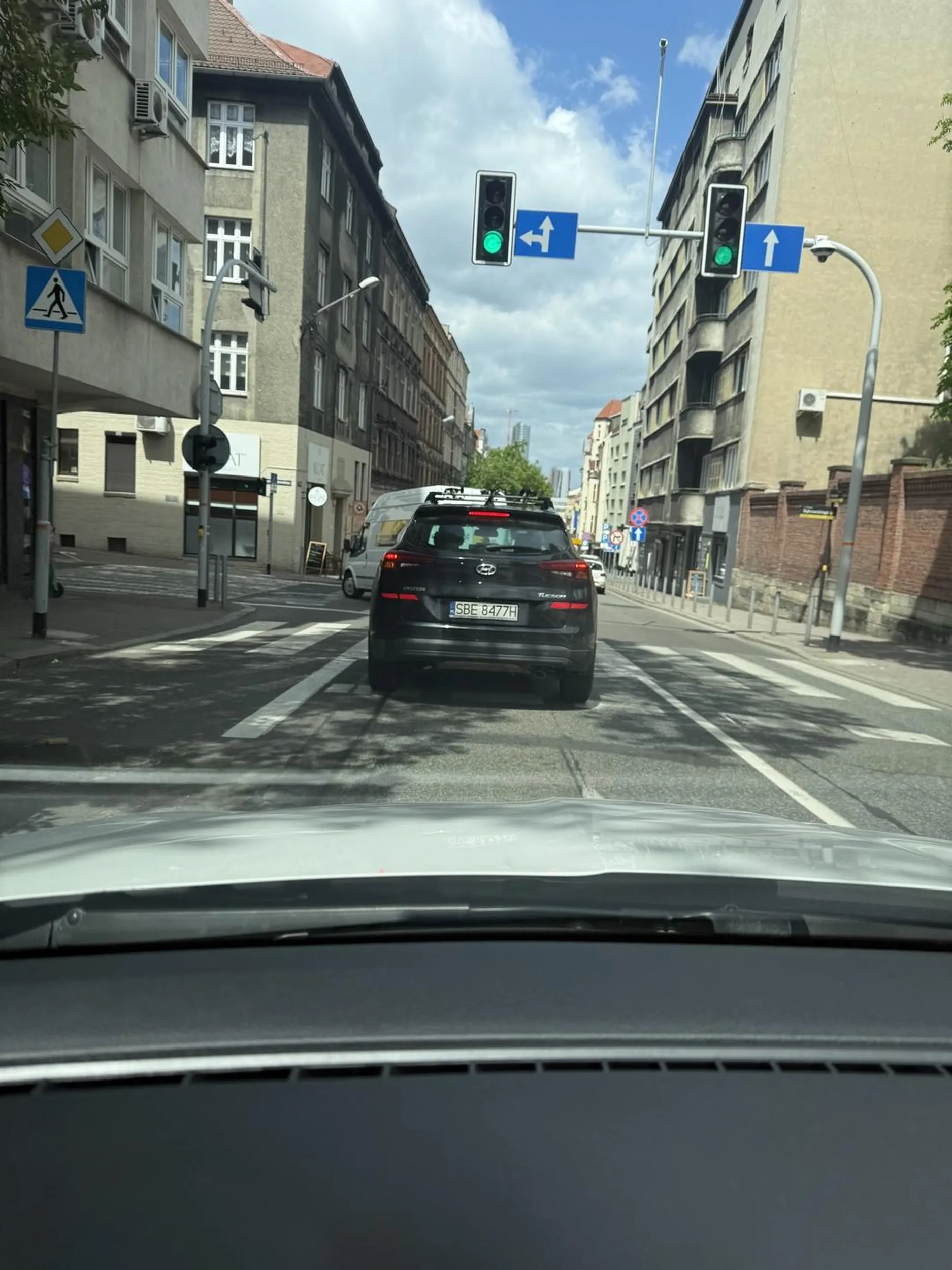 Pan Burak ze Śląskiego Betlejem Katowice ul Francuska jeździ jak furmanką nagle z prawej strony skręca w lewo przez ciągłà linie i zdziwienie bo nagle odwidziało mu siè i jedzie prosto a to jeszcze zdążył wyciągnąć przez szybę środkowy palec wszyscy winni tylko nie on