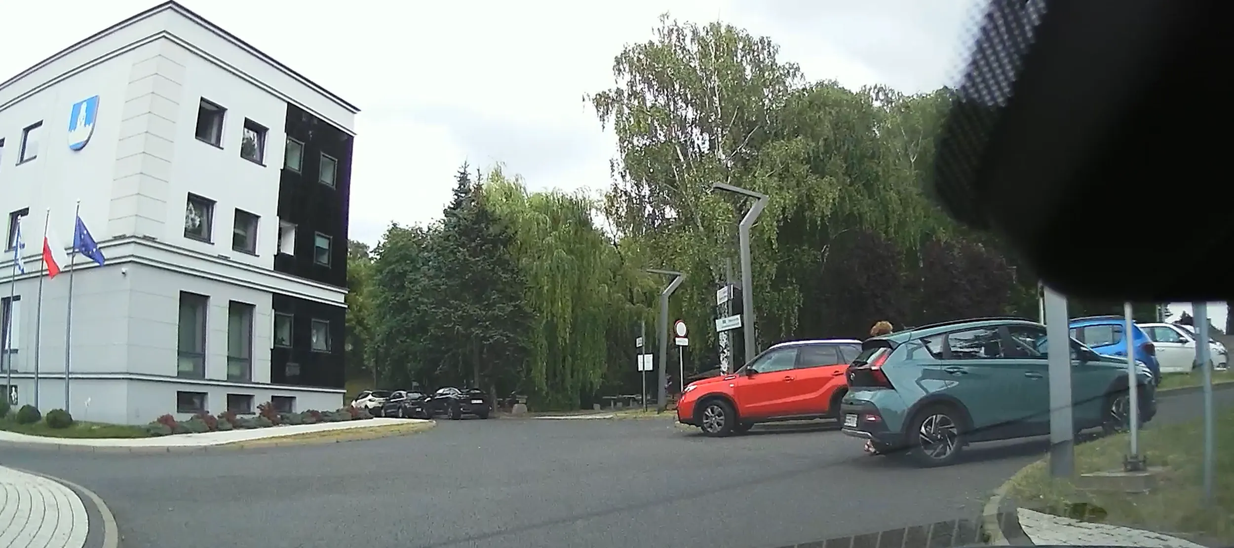 Stara sumpeciara to zaparkuje i na wjeździe do parkingu. Skrzyżowanie, a co jej tam...
