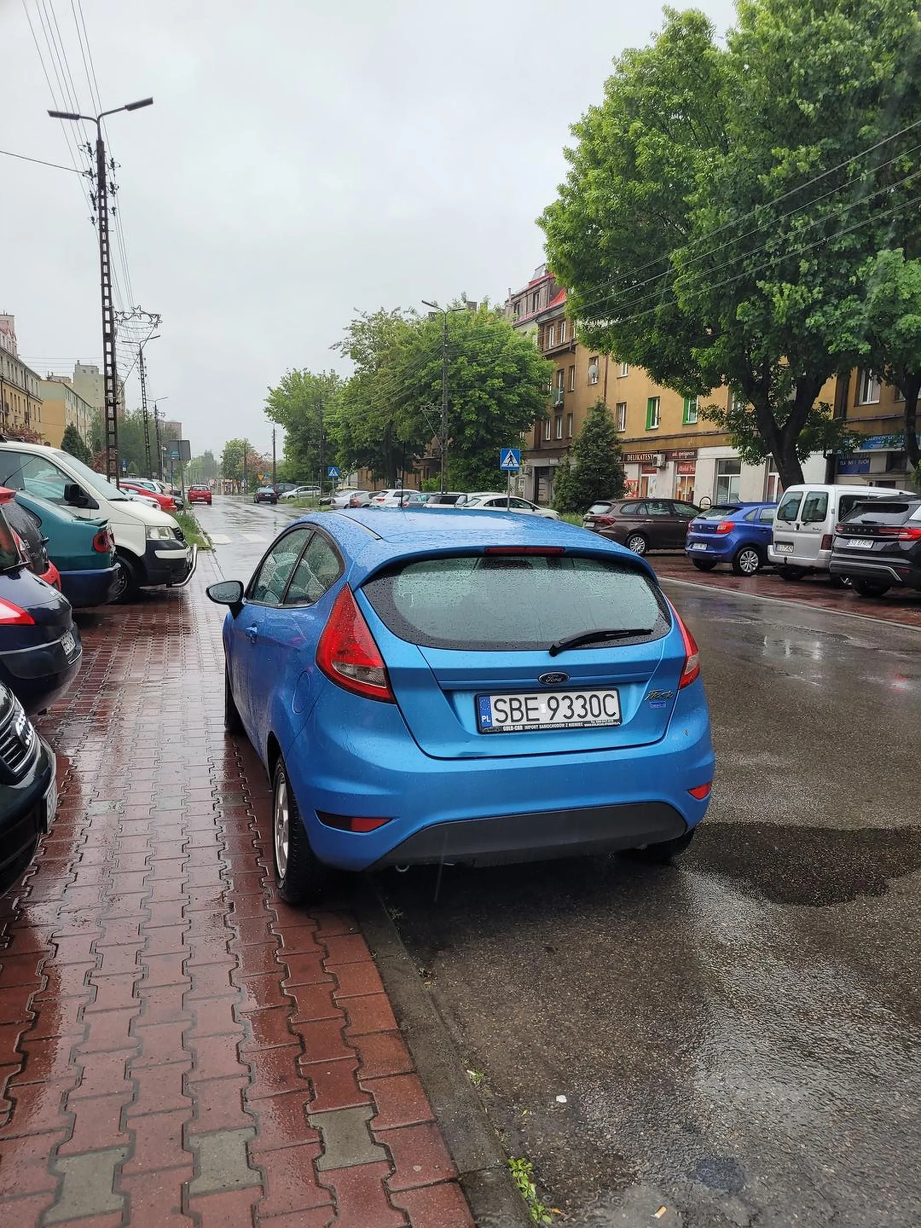 Ty jakaś niepełnosprawna psychicznie jesteś, że ludzi zastawiasz na parkingach i nie reagujesz.