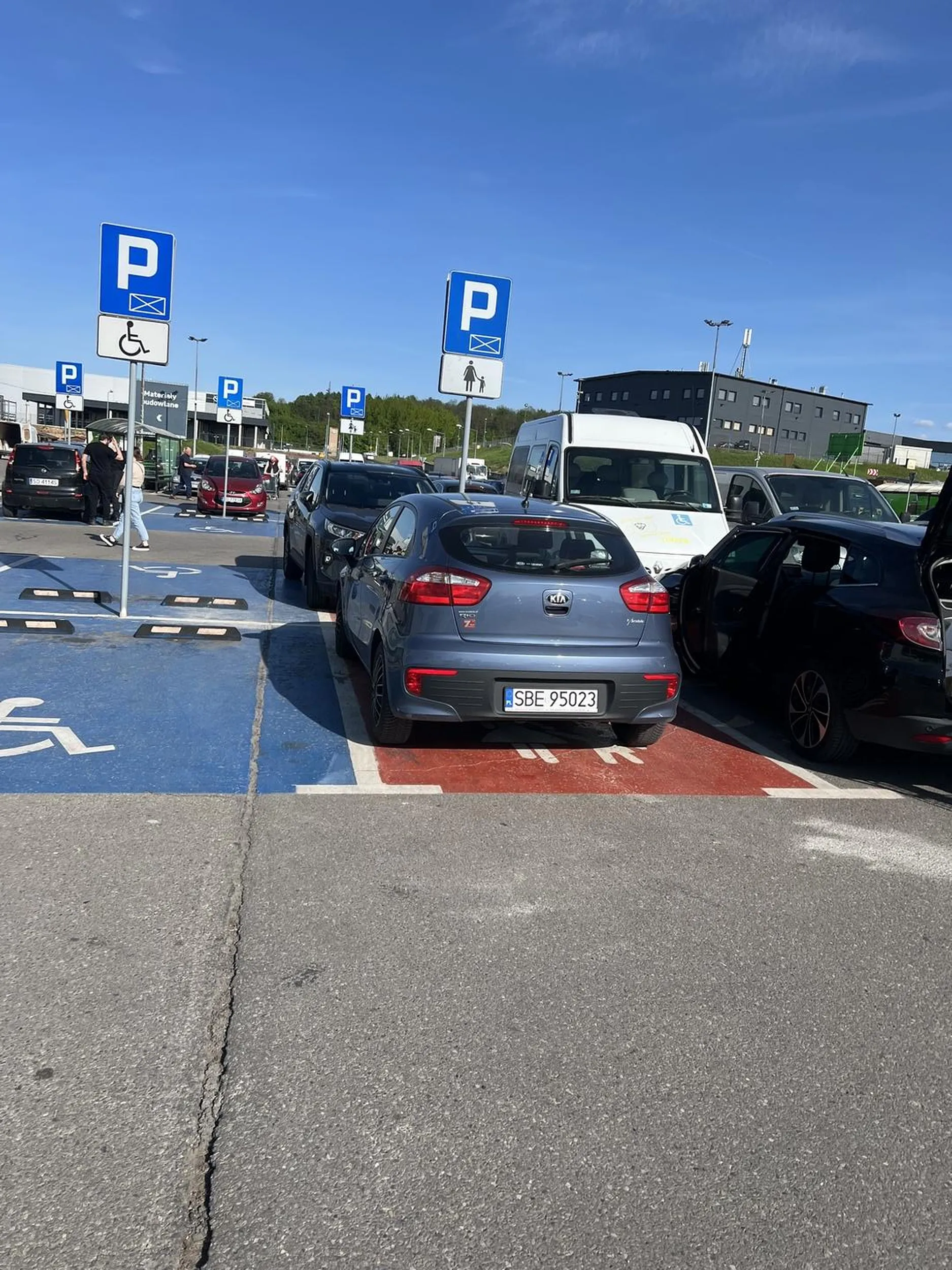 Mężczyzna z kobietą bez dziecka zaparkował na miejscu przeznaczonym dla rodzin z dziećmi. Bezczelnie twierdził, że dziecko jest w Leroy Merlin (dziecka nie było). Kierowca uważa, że fotelik w aucie upoważnia do parkowania na tym miejscu :)
