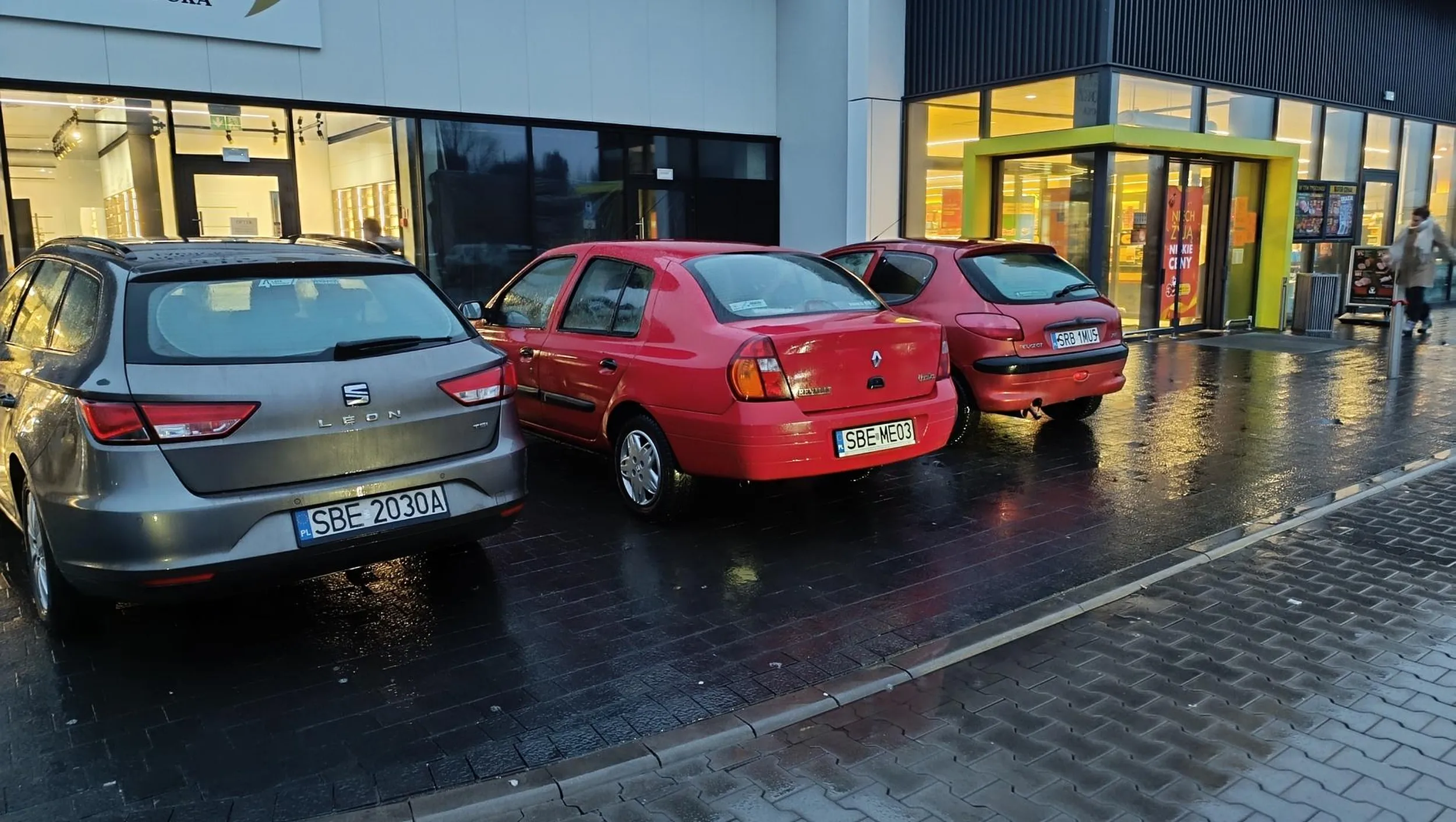 Kolejny "mądry", który staje pod biedronką nie korzystając z parkingu. Odkąd w Wojkowicach powstało centrum handlowe "ludzie" notorycznie niemalże wjeżdżają do sklepu, bo nie potrafią przejść parę metrów z normalnego miejsca parkingowego. Rozumiem, że jak nie ma barierek, to można wjechać wszędzie ?