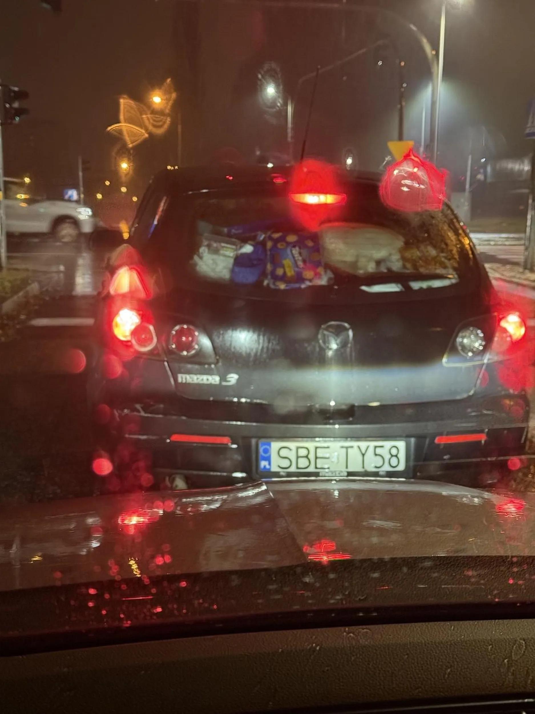 Nie wiem jak to inaczej opisac - idiotyczne zachowanie. Droga ekspresowa wszyscy jada 90-120 a niektorzy szybciej a ten ktos 45… to proszenie sie o tragedie.