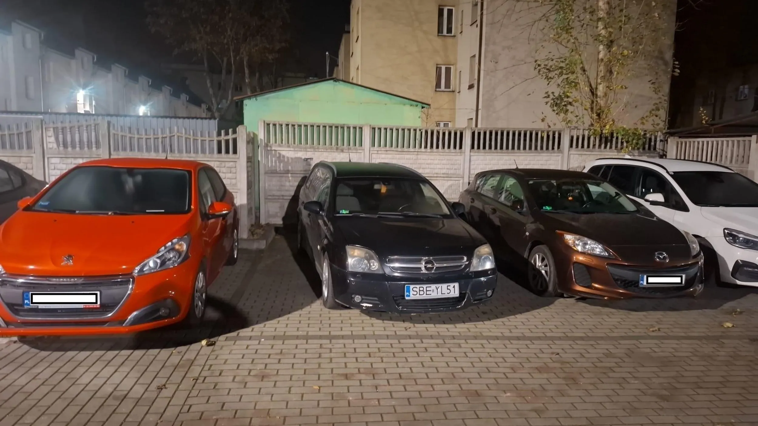 OPEL. Często podjeżdża w odwiedziny i parkuje pod domem. Miejsce zrobienia zdjęcia: Chorzów. Za każdym razem po kilka/naście razy podchodzi do parkowania - skutek zawsze ten sam. Jak widać "na gościnnych występach się nie p...":