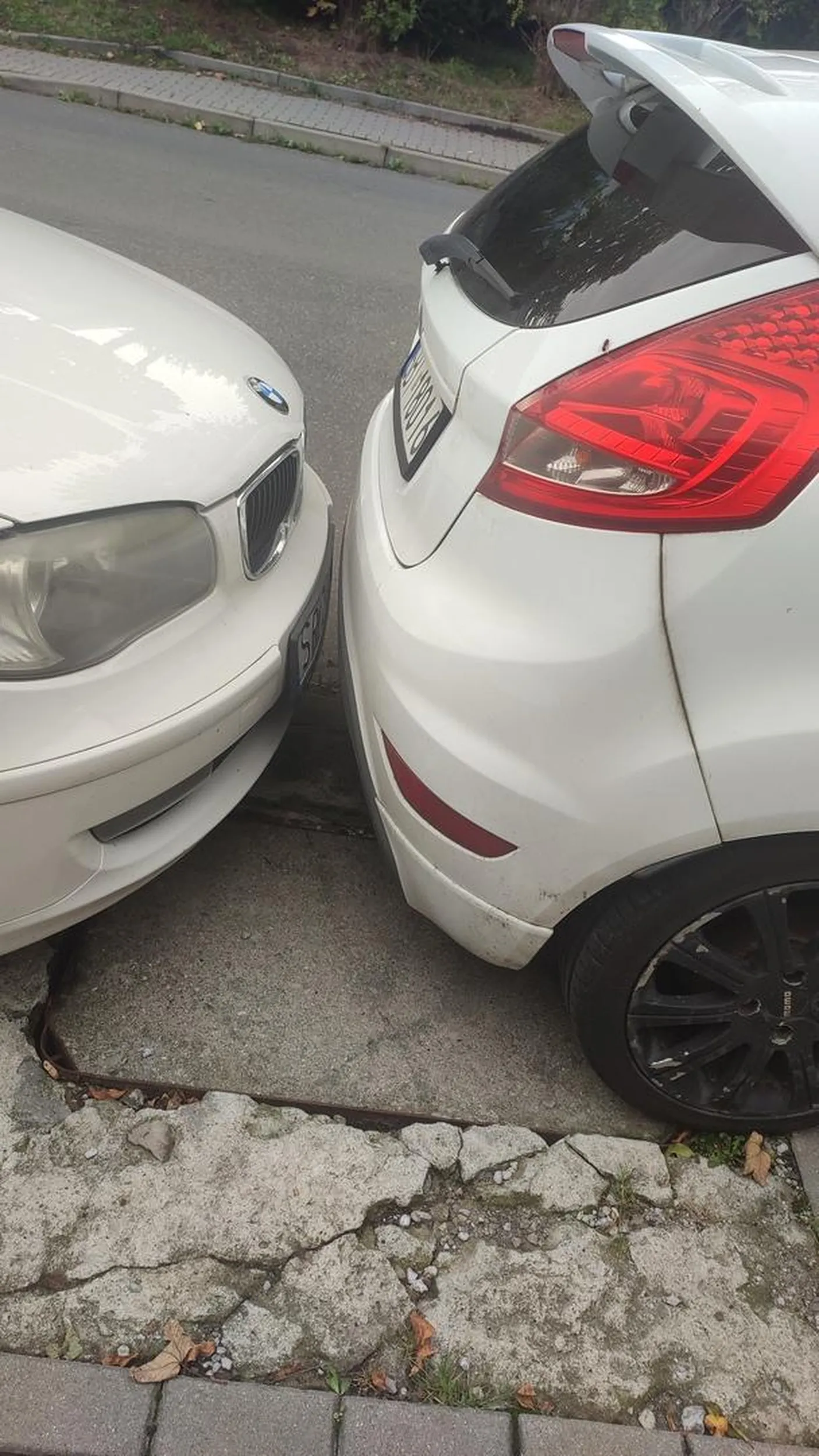 Właściciel "na chama" wciska się na chodnik i nie dosć że blokuje samochód z tyłu, to skutecznie utrudnia wyjazd z ciasnej uliczki. (Stał około 6 godzin.)