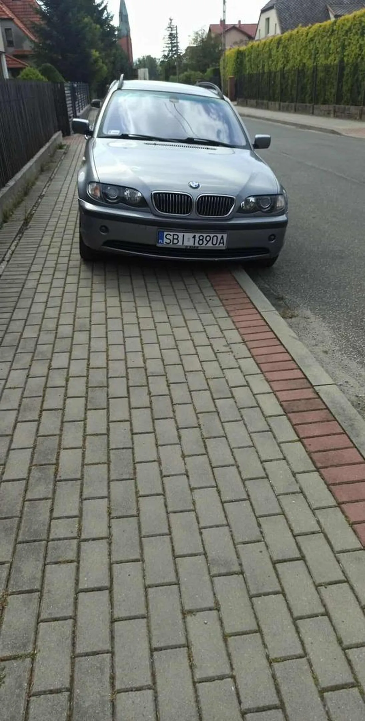 Spel stoi na chodniku i się przejść nie da