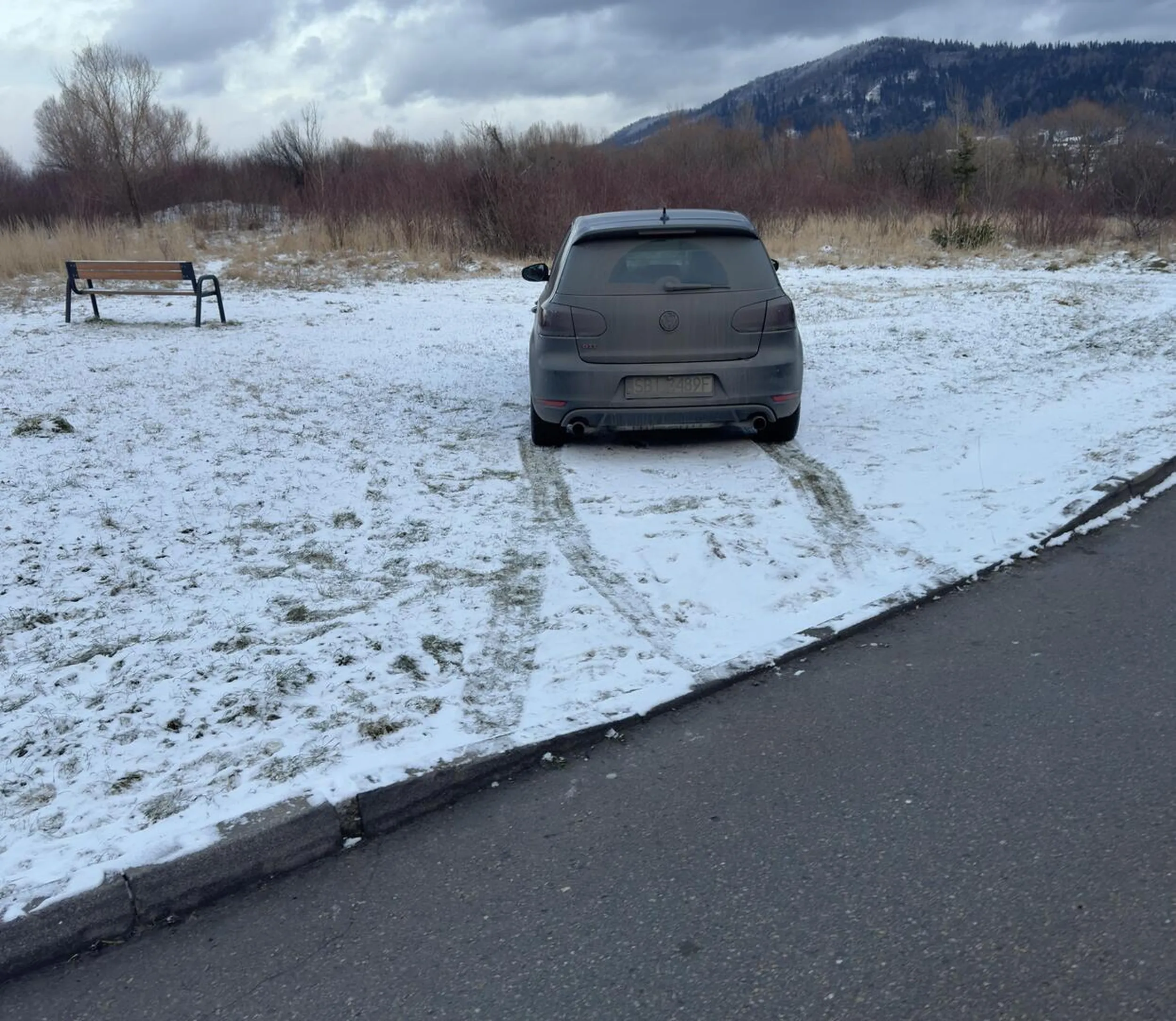 Parkuje na trawie, na osiedlu. Wjeżdża sobie na środek w biały dzień. Obok ma 20 wolnych miejsc parkingowych. Osoba chora umysłowo.