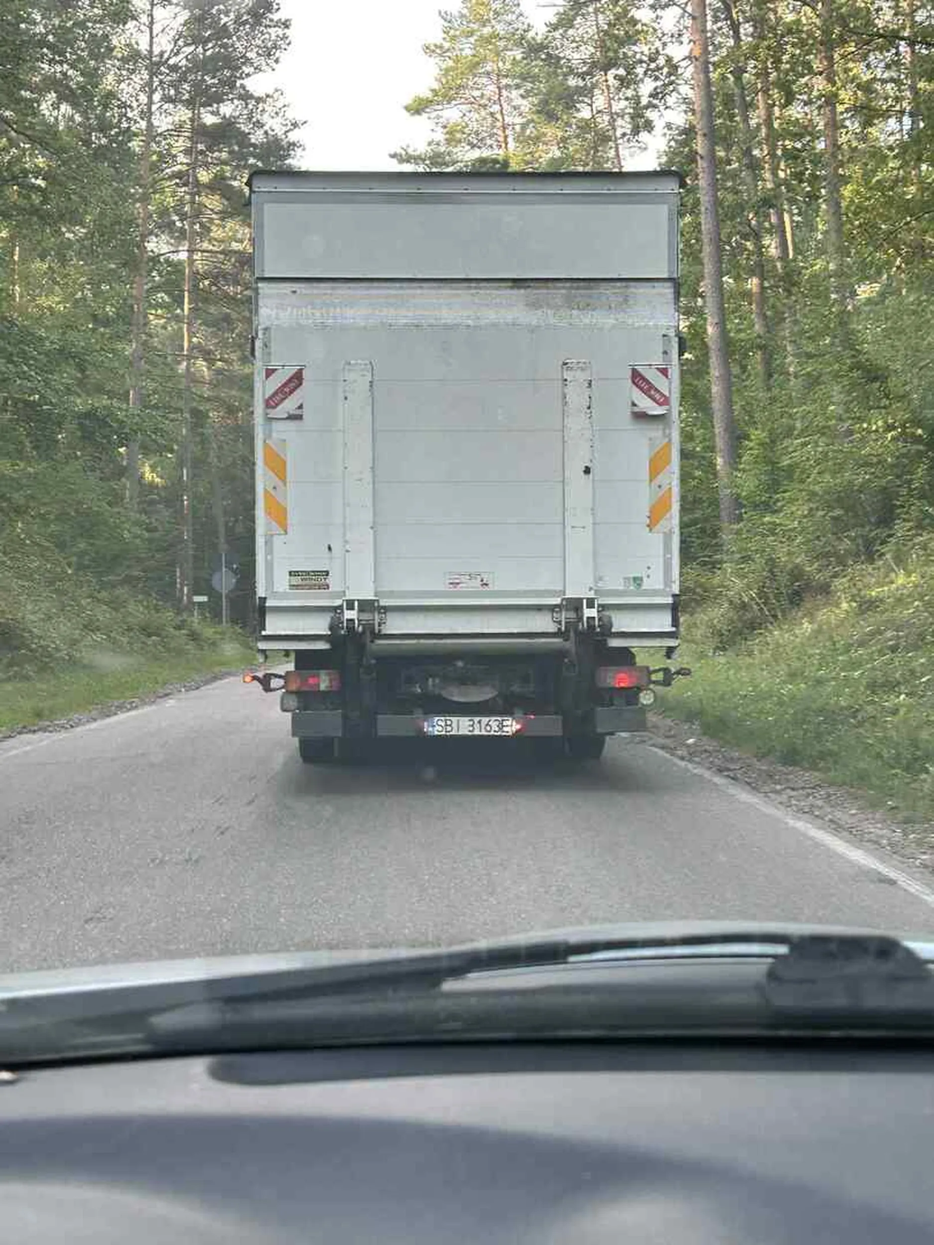 Jedzie środkiem, żeby tylko nikt szeryfa nie wyprzedził