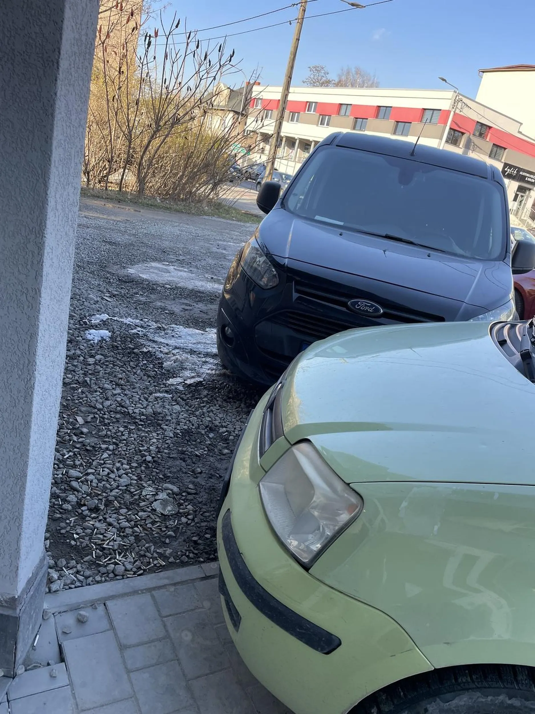 Parkujesz jak totalna c*pa na 3 miejscach gdzie ktoś mógłby zaparkować Naucz sie parkować jak człowiek najwyższy czas