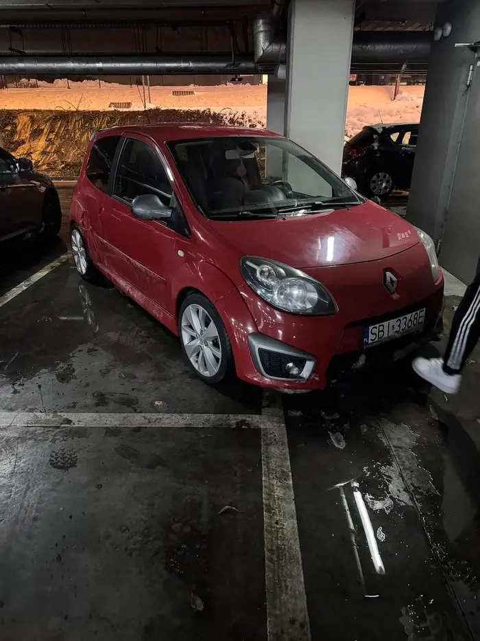 Nie umie parkować i bardzo nie odpowiedzialnie jeździ (kolega na zdjęciu skopał gruza)