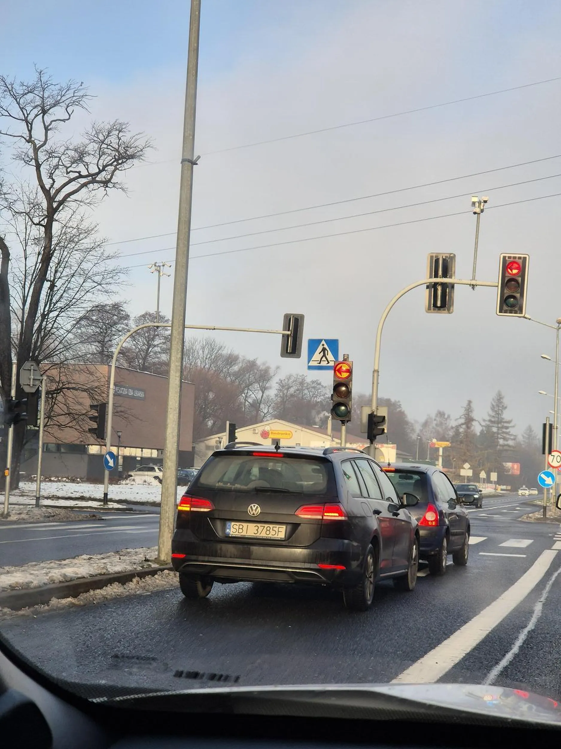 Tępak jechał na światłach do jazdy dziennej ekspresówką w gęstej mgle