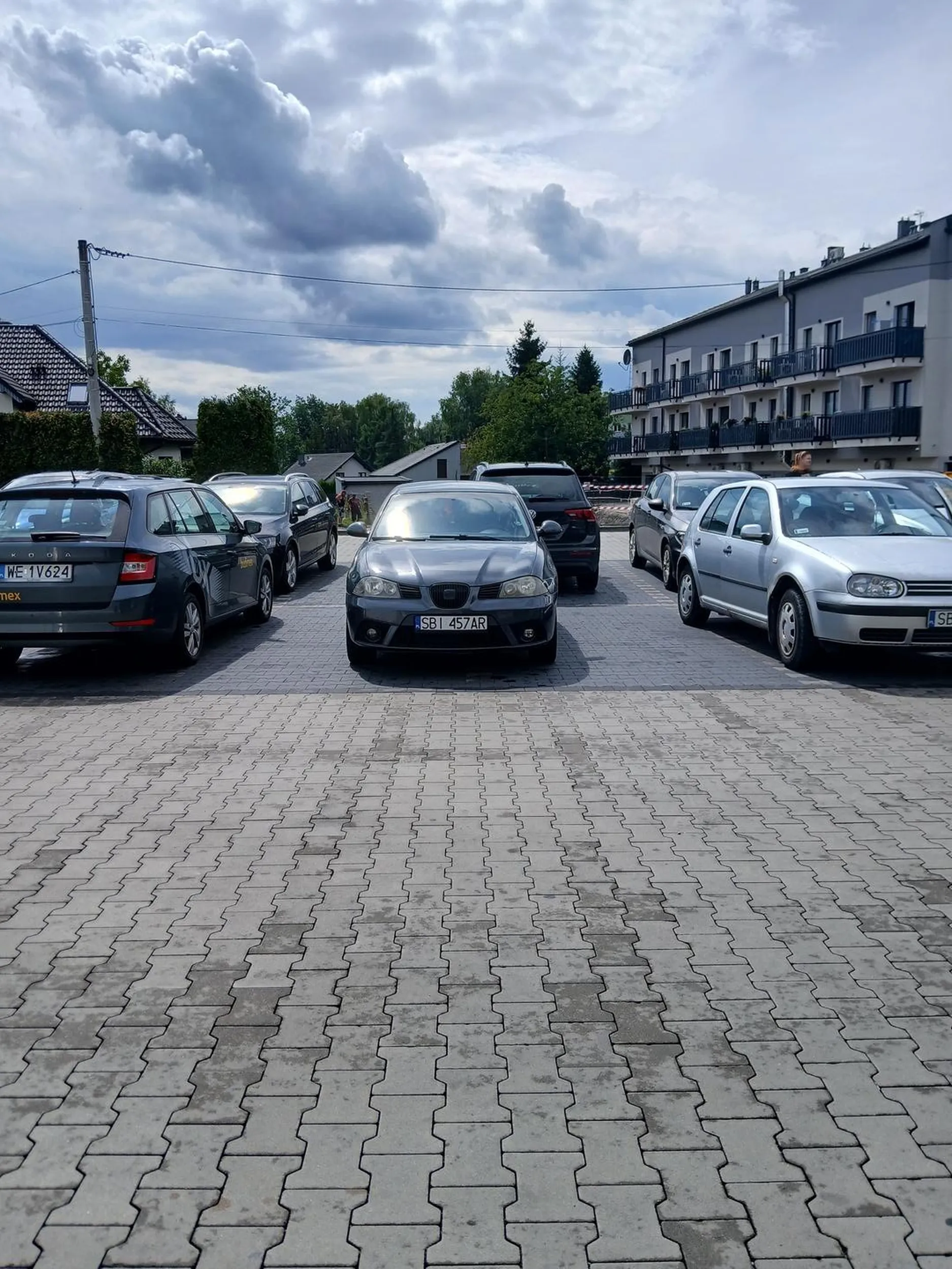 naucz się krucyfiksie parkować. miejsce dla inwalidów jest 10 metrów dalej. prawo jazdy wygrane na patyczku z big milka a umiejętności parkowania z car parking simulator. nie pozdrawiam.