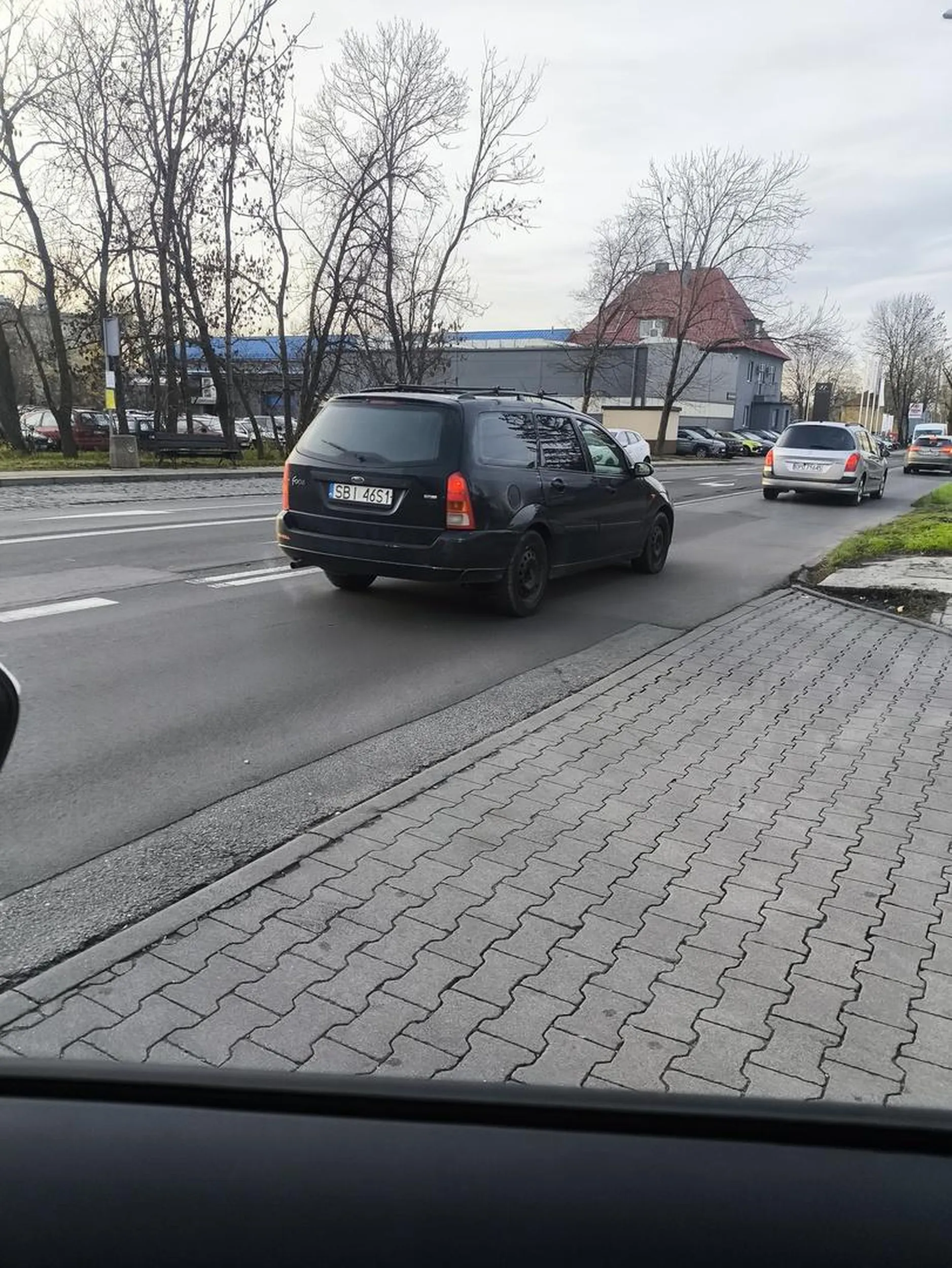 Ślunski prostak co celowo zastawia wyjazdy. Nie dość, że bez kultury osobistej, to jeszcze dłubie w nosie i wcina gile.