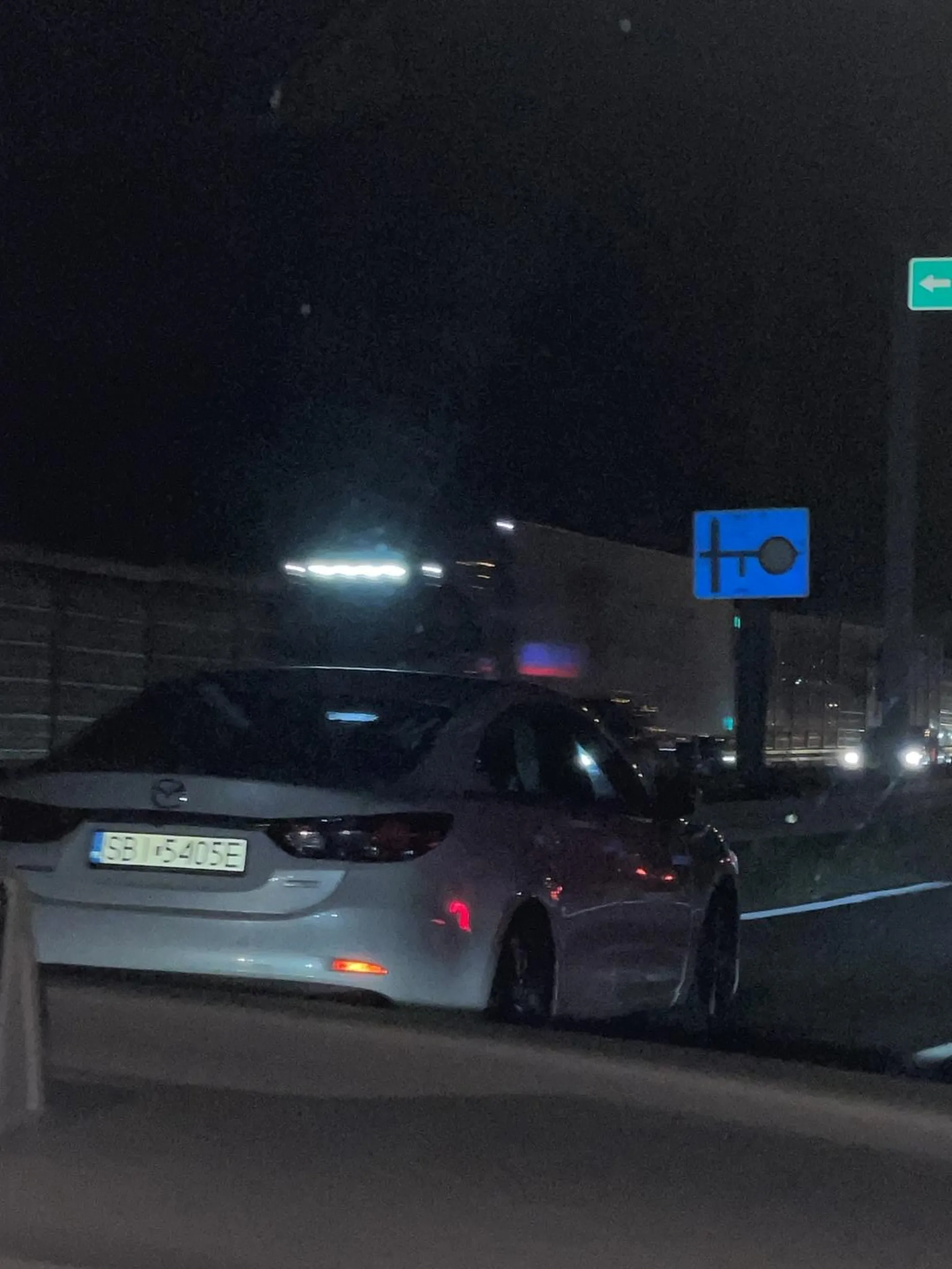 Proszę o sprawdzenie sprawności samochodu ponieważ w nocy Pana nie widać gdyż światła z przodu się świecą ale z tyłu już nie