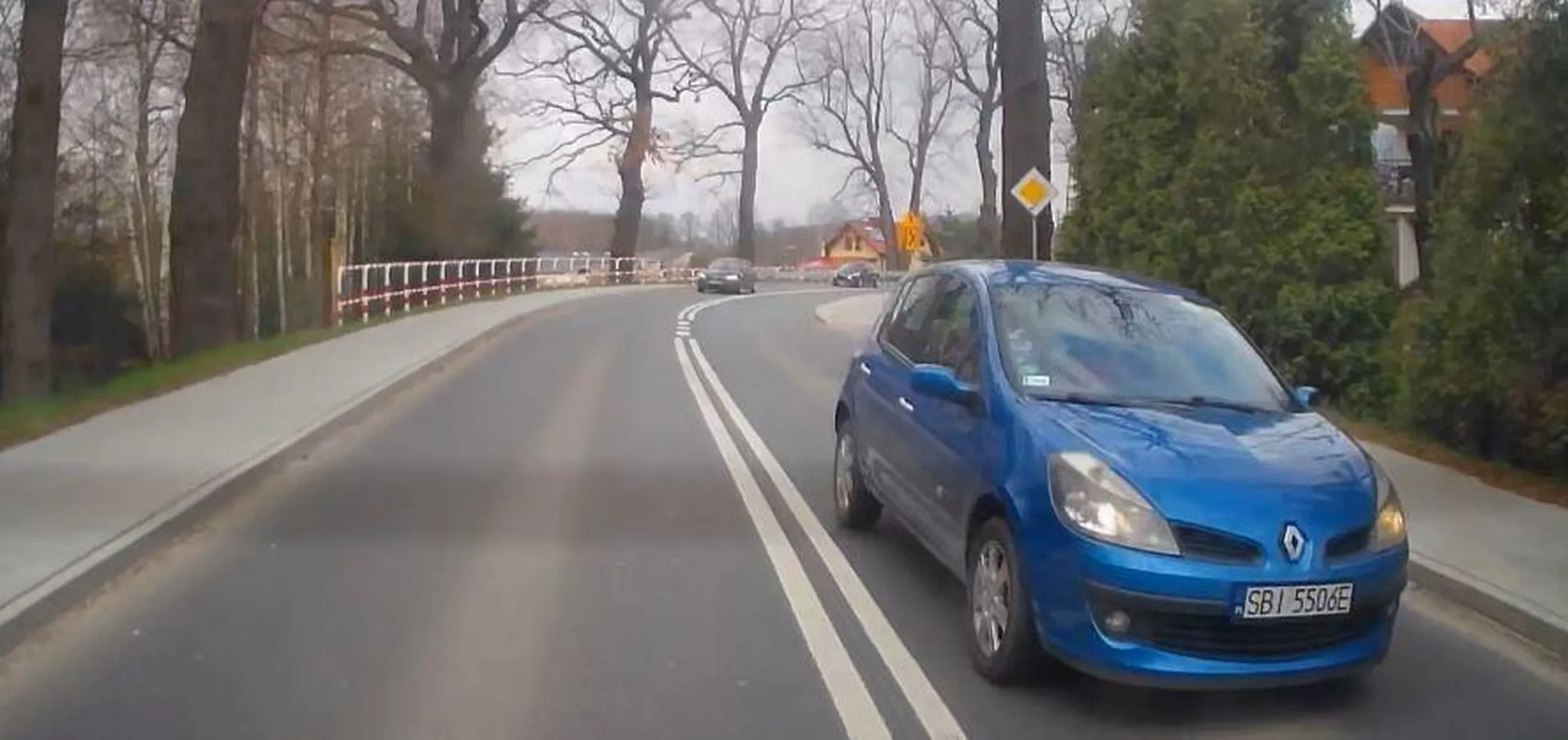 niestety Pan niebieski się tak śpieszy że nawet nie poczeka aż ja z włączonym kierunkowskazem wyprzedzę nie przecinając podwójnej ciągłej...