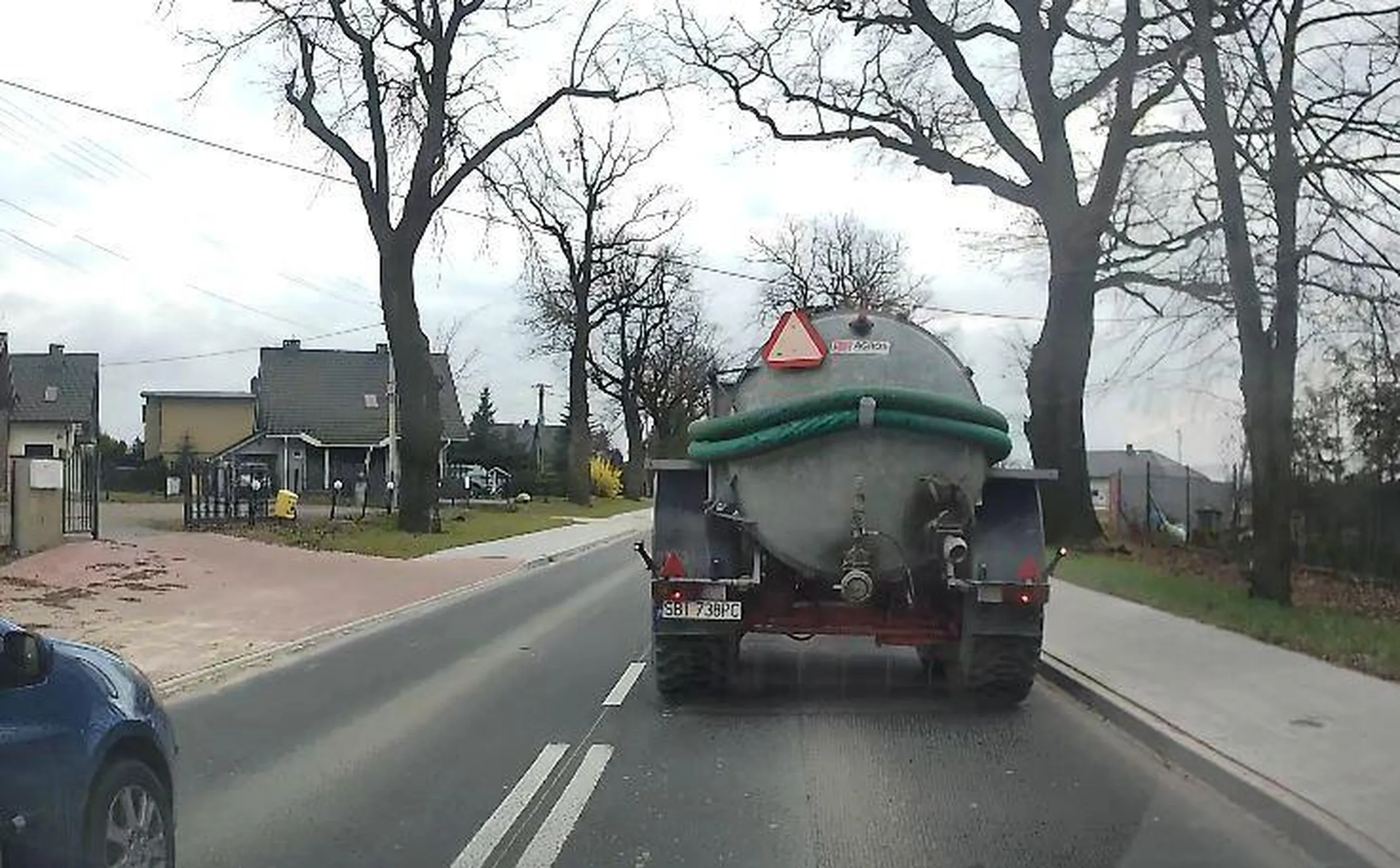 niestety Pan niebieski się tak śpieszy że nawet nie poczeka aż ja z włączonym kierunkowskazem wyprzedzę nie przecinając podwójnej ciągłej...